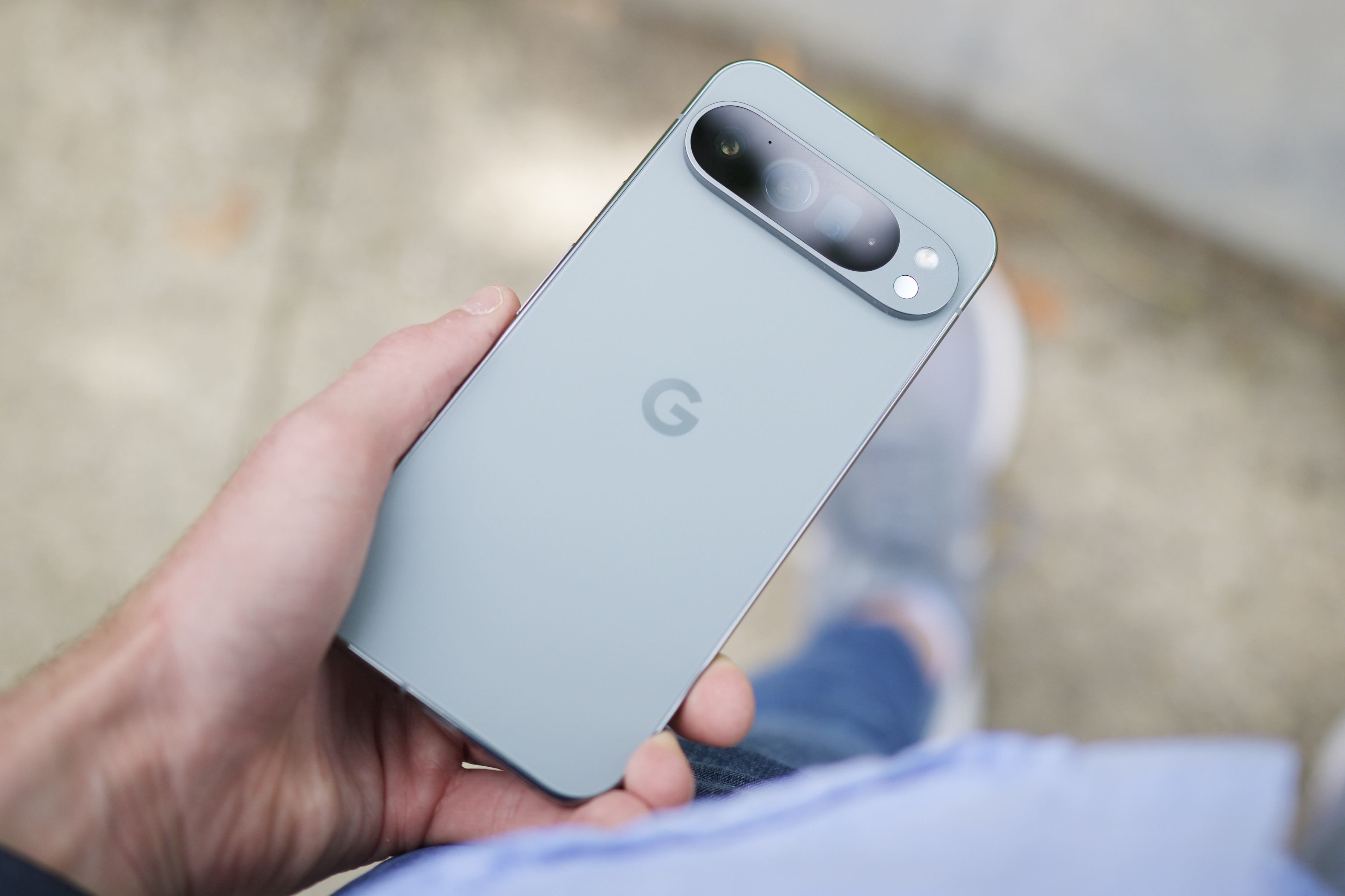 有人拿着 Google Pixel 9 Pro XL，展示了手机的背面。