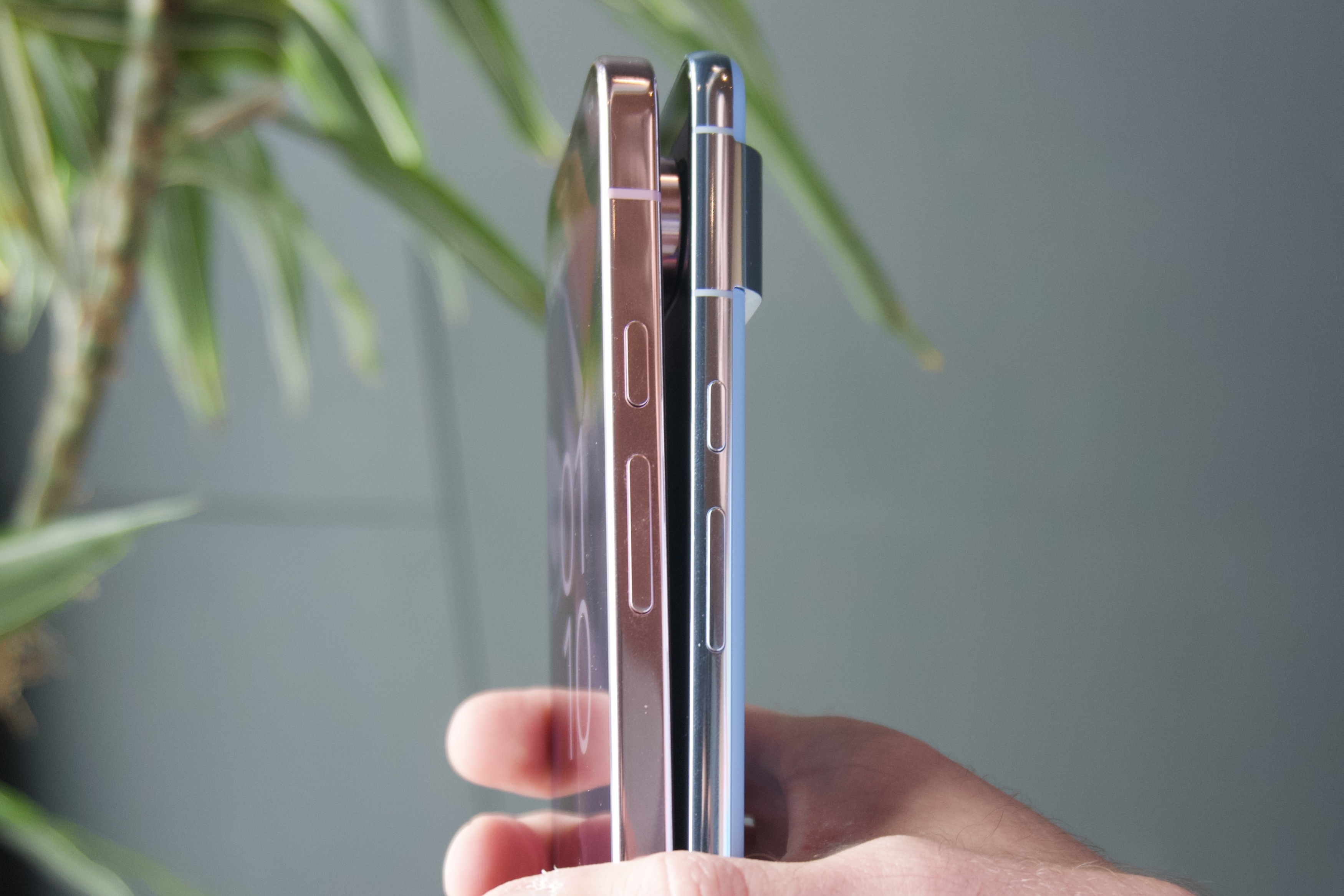 Le Google Pixel 9 Pro XL à côté du Google Pixel 8 Pro.