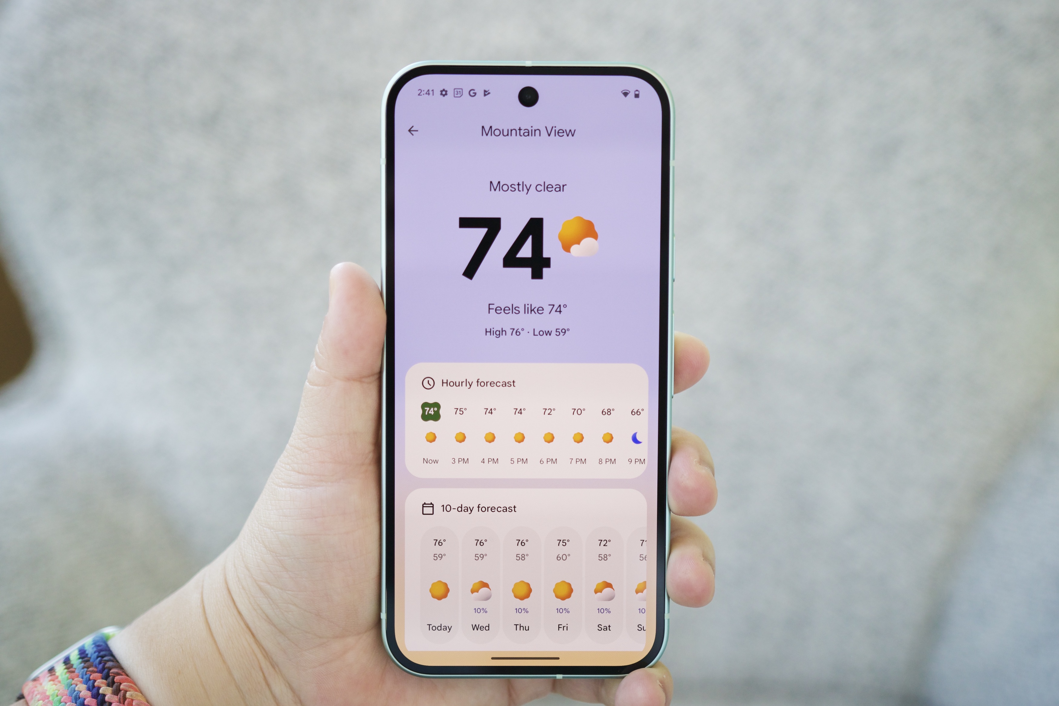 Pixel 9 上的 Pixel Weather 应用。