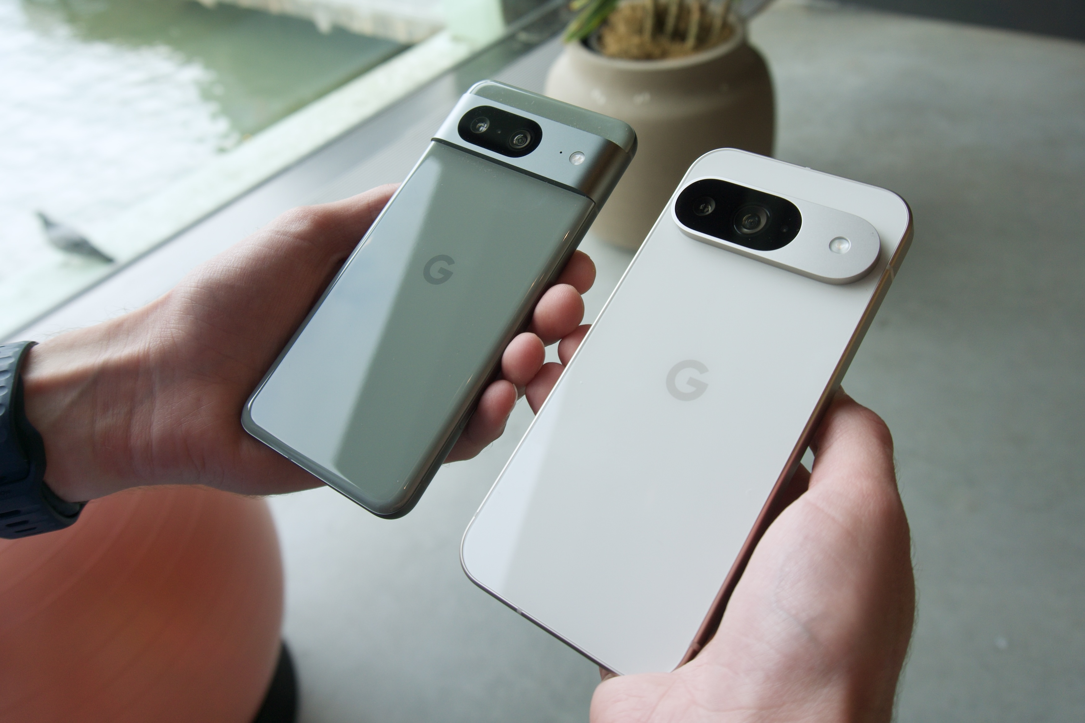 O Google Pixel 8 ao lado do Google Pixel 9.