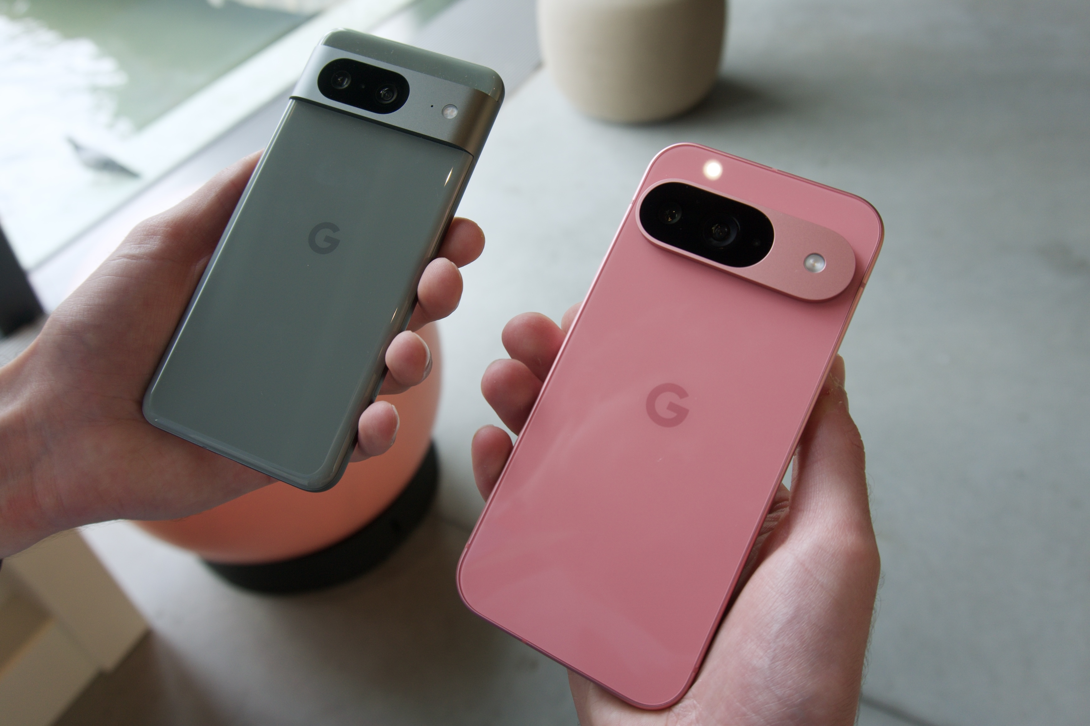 O Google Pixel 8 ao lado do Google Pixel 9.