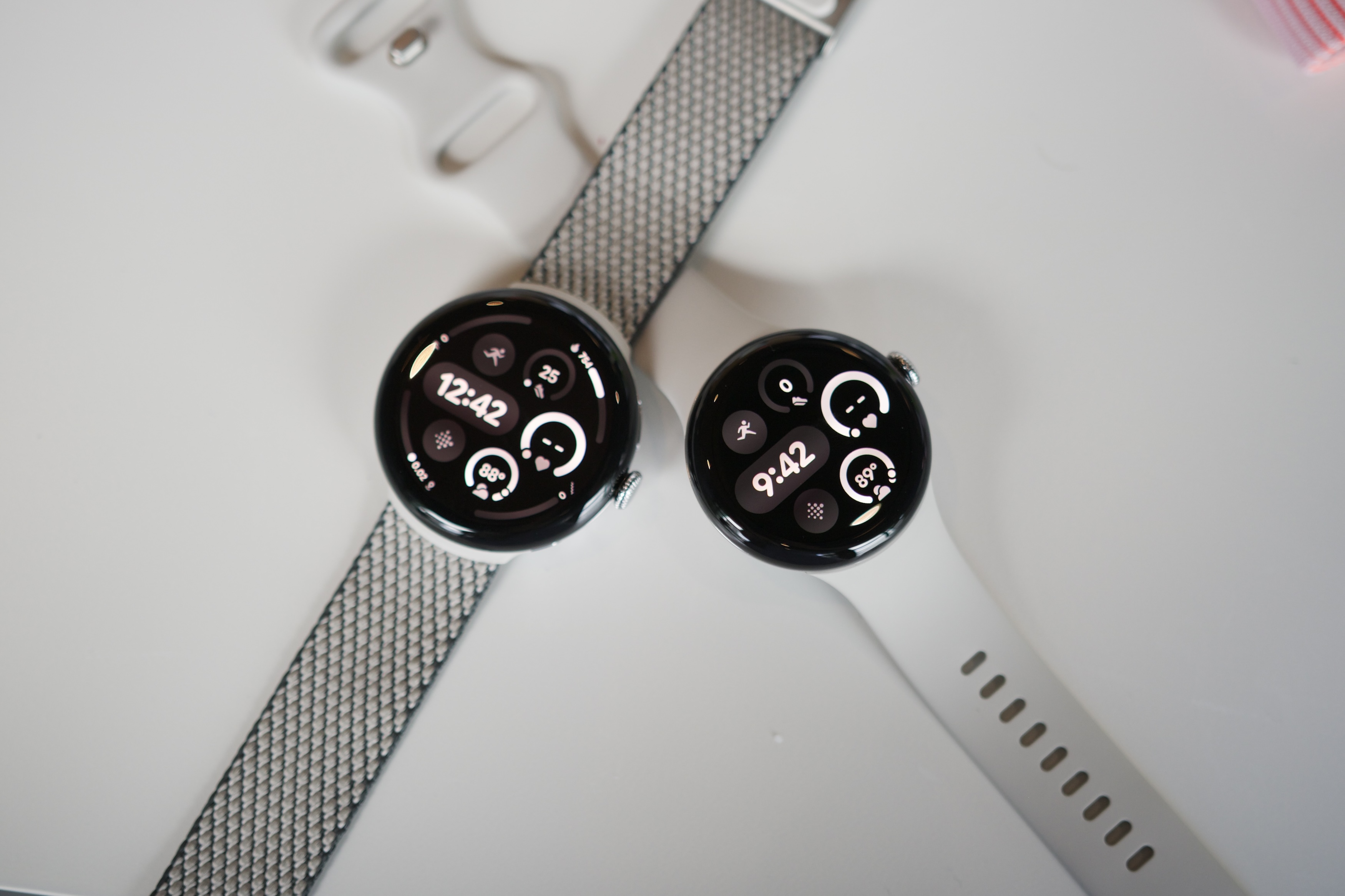 Модели Google Pixel Watch 3 диаметром 45 и 41 мм расположены рядом друг с другом.