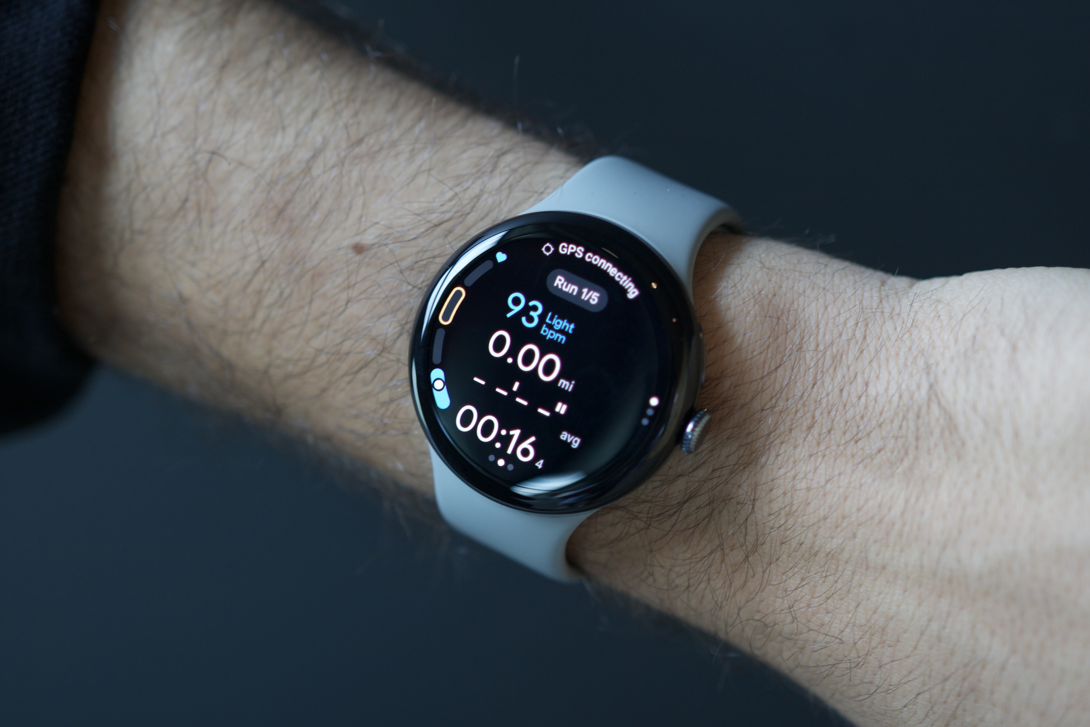 Демонстрация новых беговых функций Google Pixel Watch 3 в приложении Fitbit.