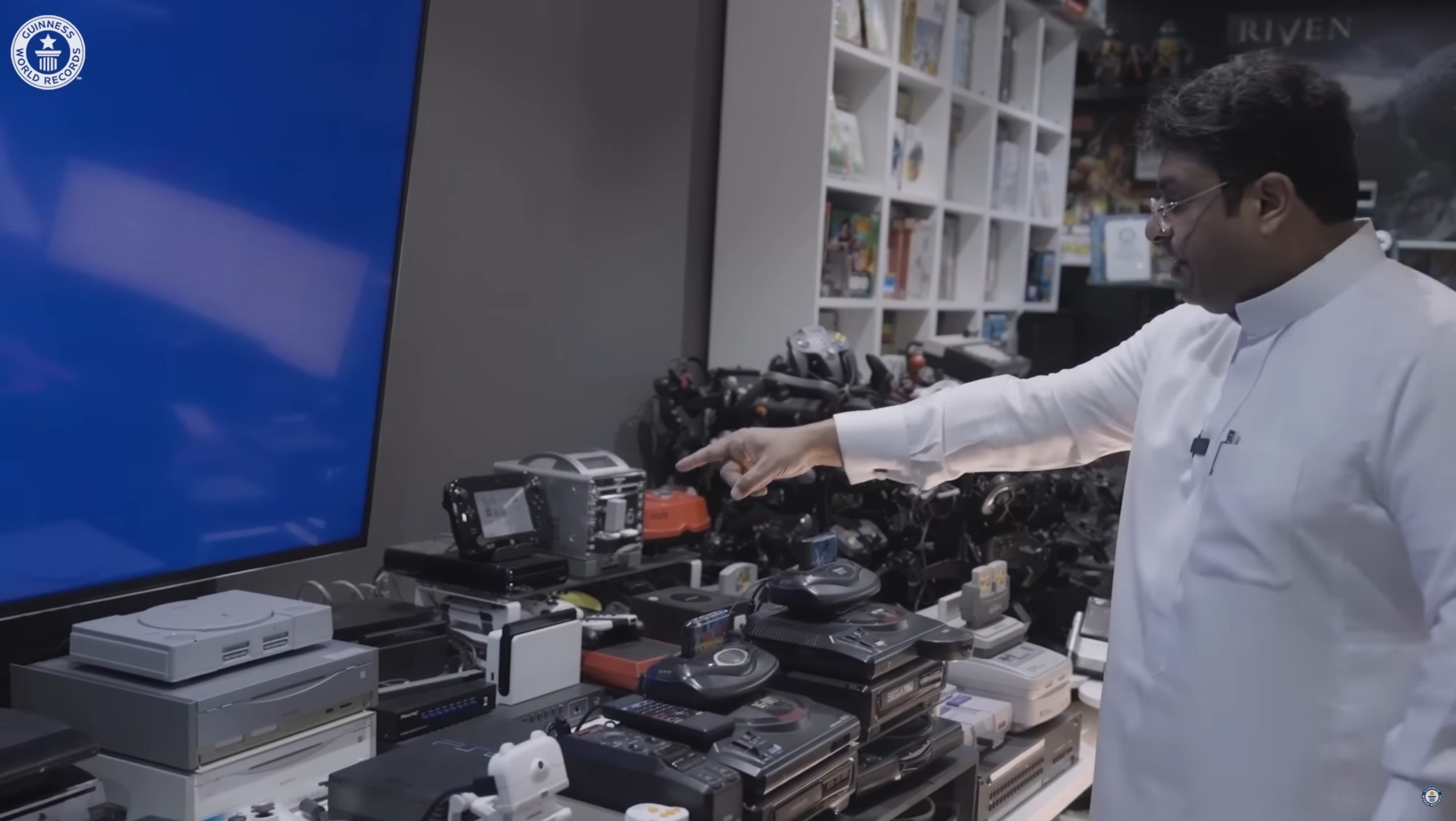 Man hooks up 444 consoles to a TV, sets world record