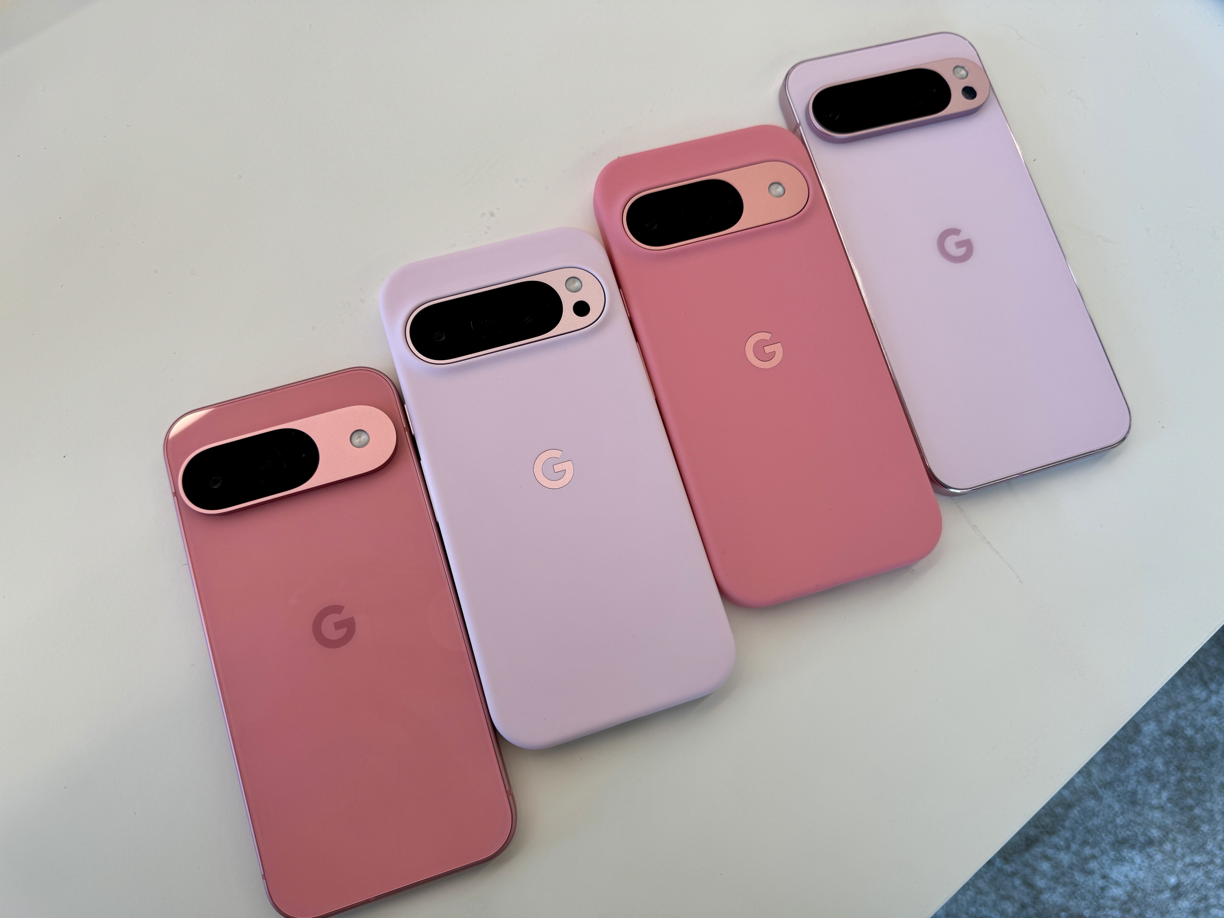 Pink Pixel 9 y Rose Quartz Pixel 9 Pro con fundas.