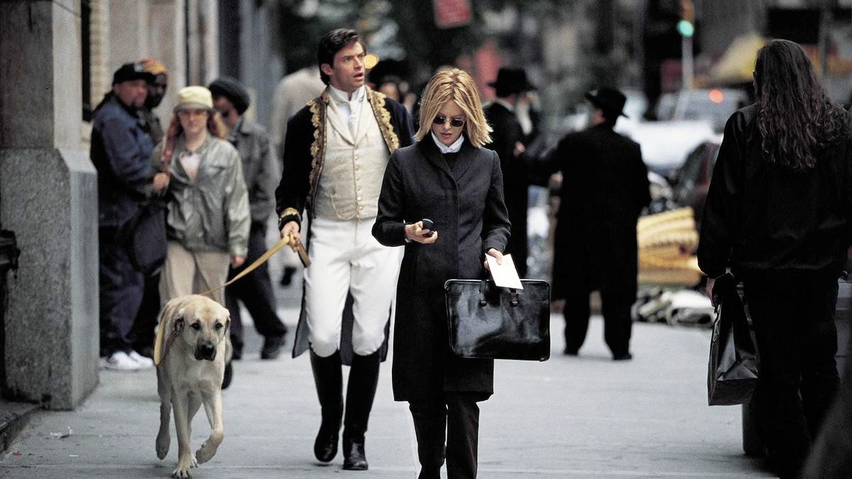 Un hombre pasea a un perro detrás de una mujer en Kate & Leopold.