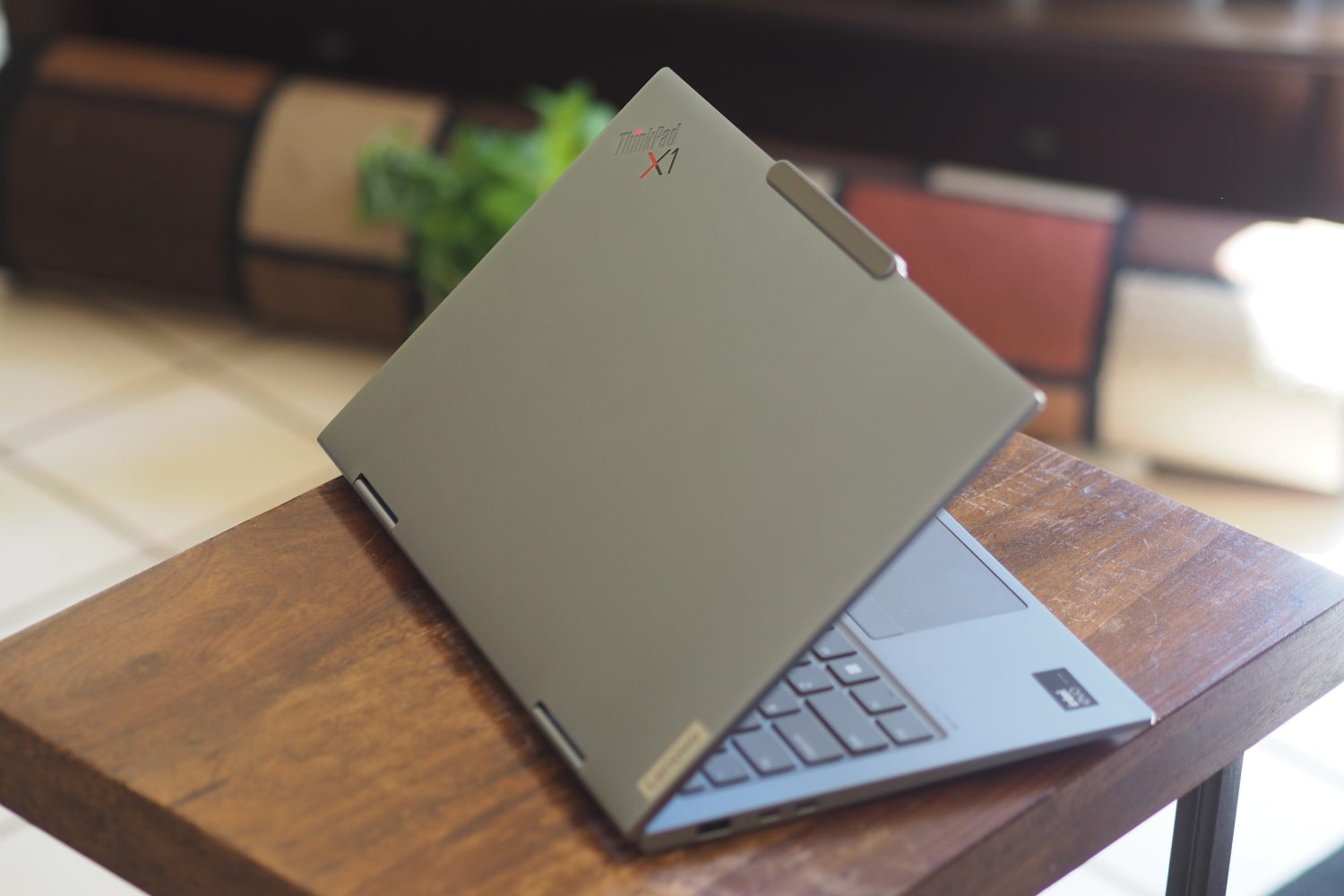 Vue arrière du Lenovo ThinkPad X1 2-en-1 montrant le couvercle et le logo.