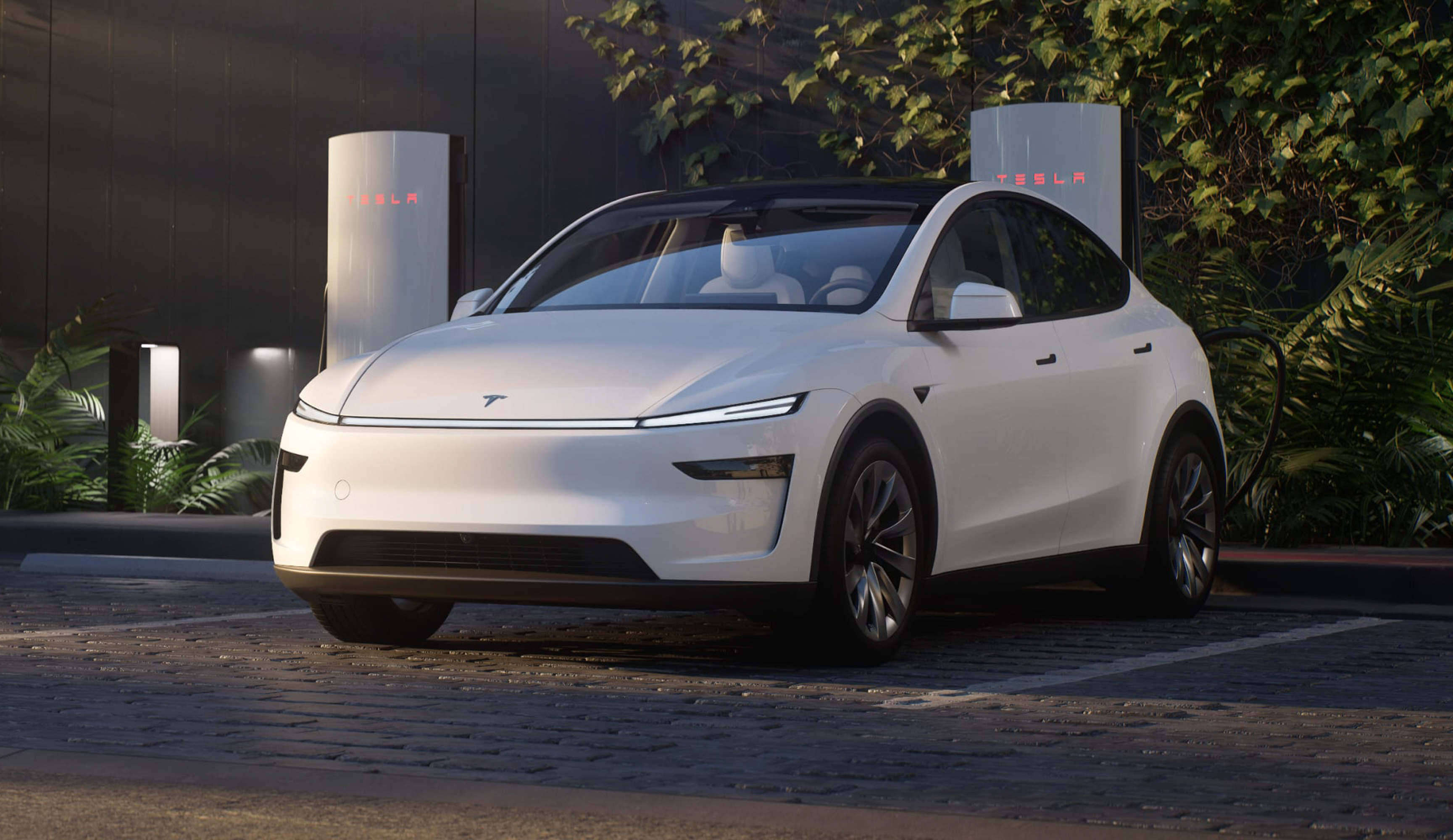 Weißer Tesla Model Y Juniper an einem Supercharger