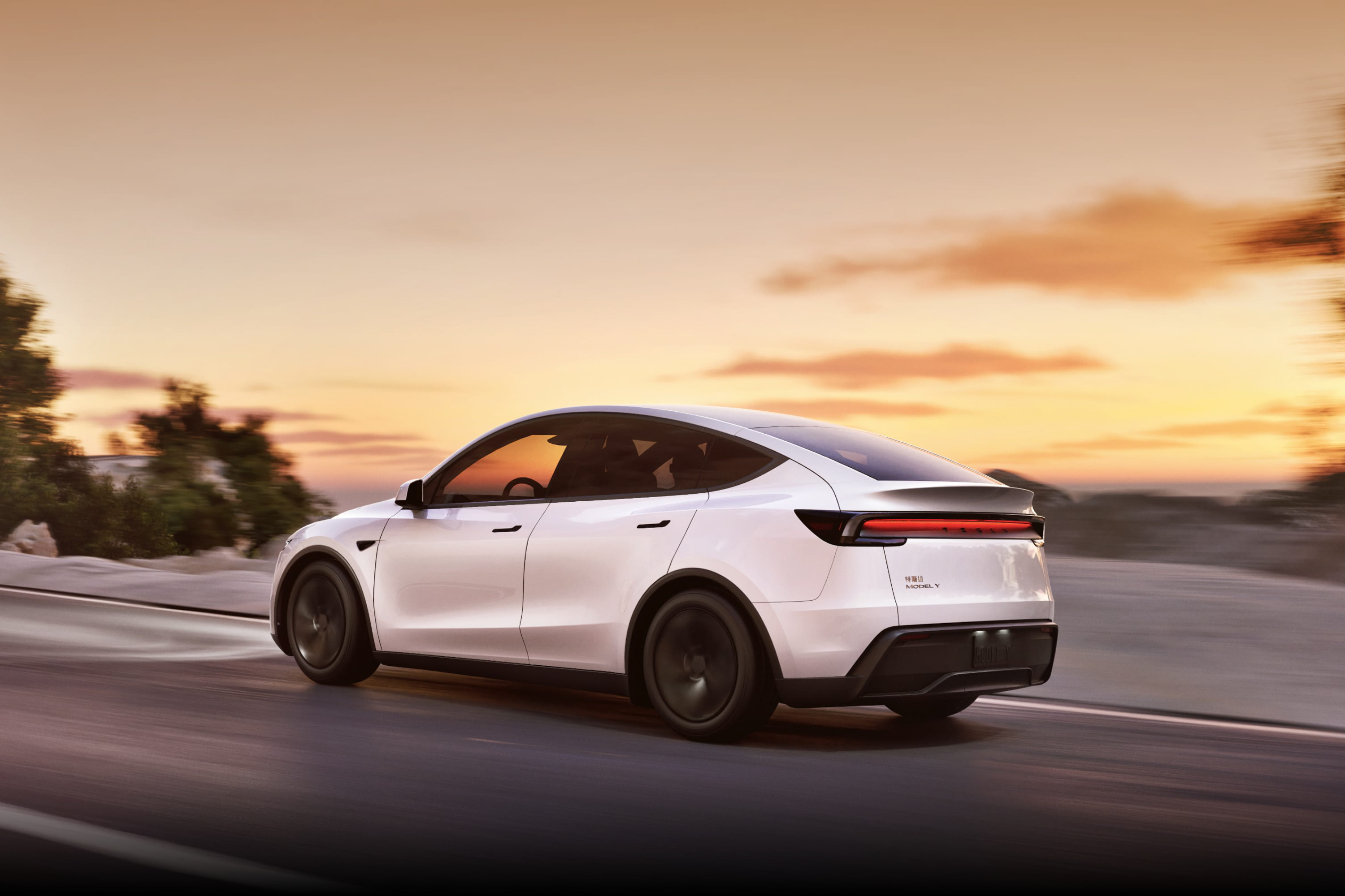 Tesla Model Y Juniper blanche au volant