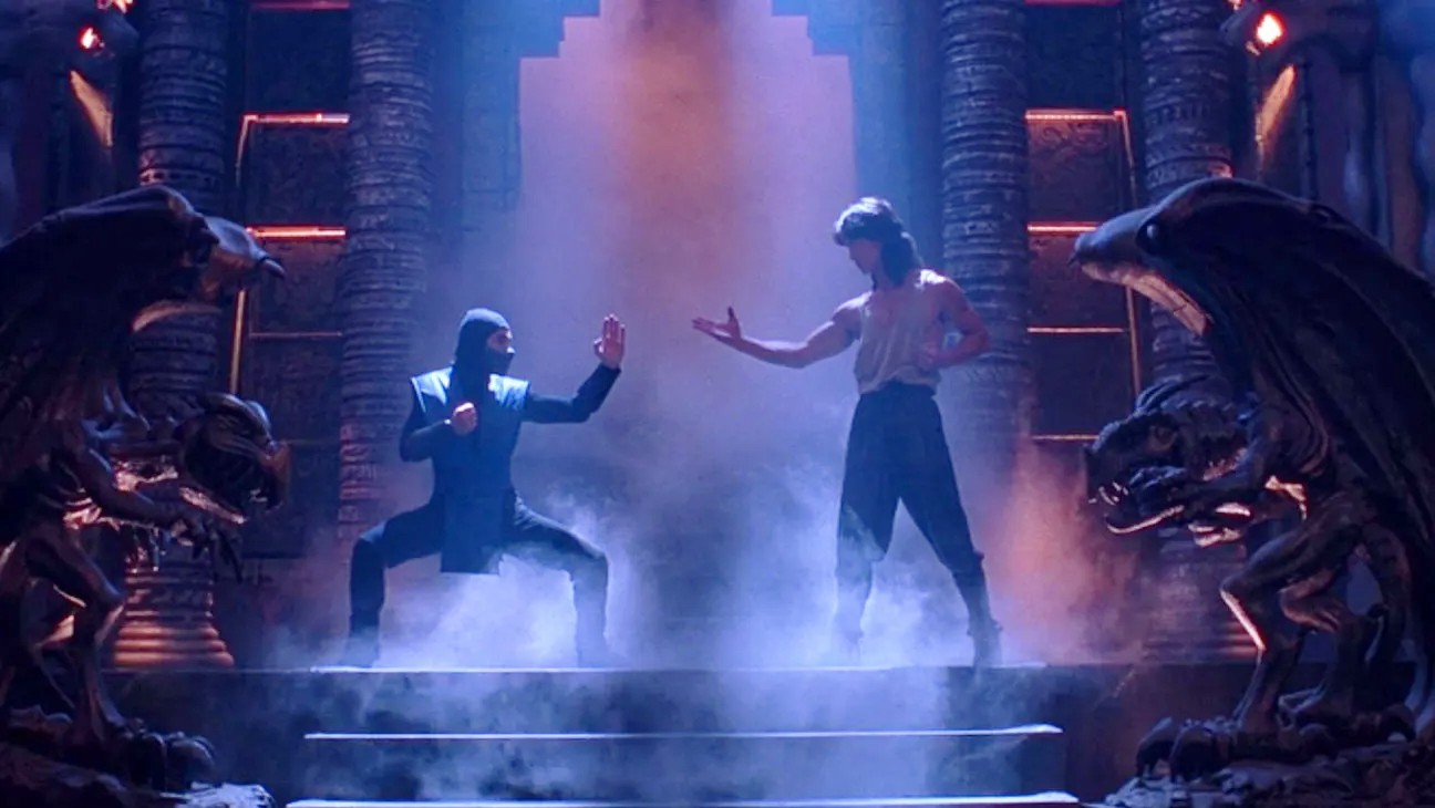 Deux hommes se battent dans Mortal Kombat.