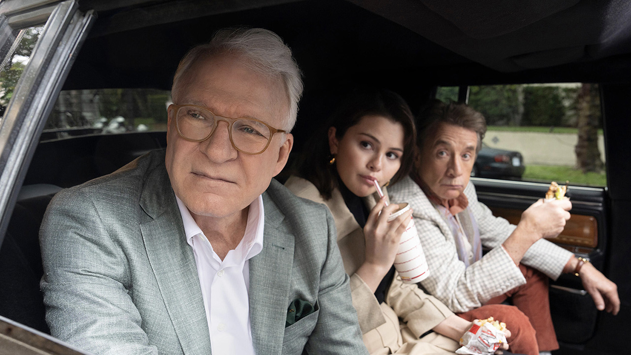 Charles, Oliver y Mabel en el asiento trasero de un automóvil mirando por la ventana Only Murders in the Building.