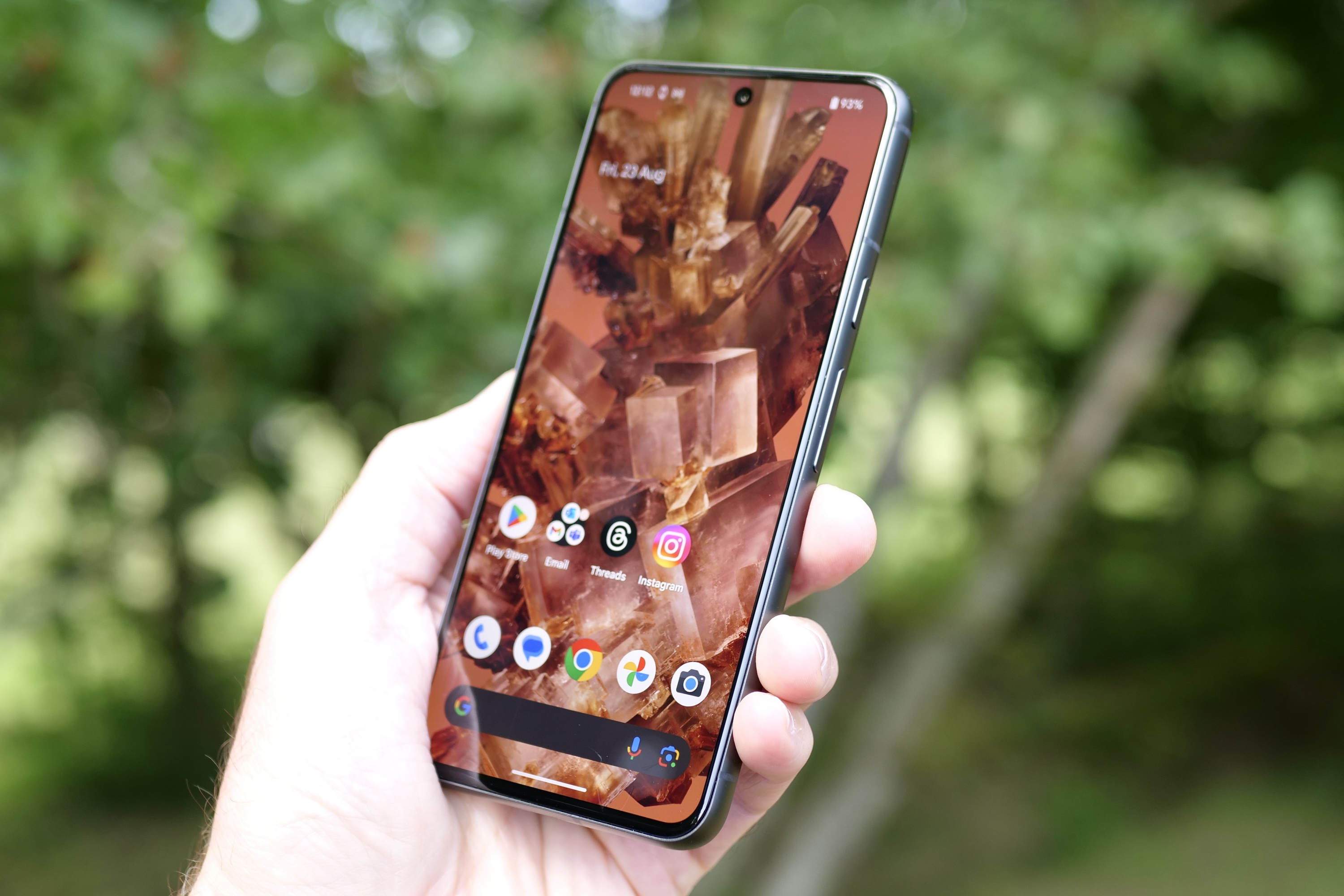 Una persona sosteniendo el Google Pixel 8.