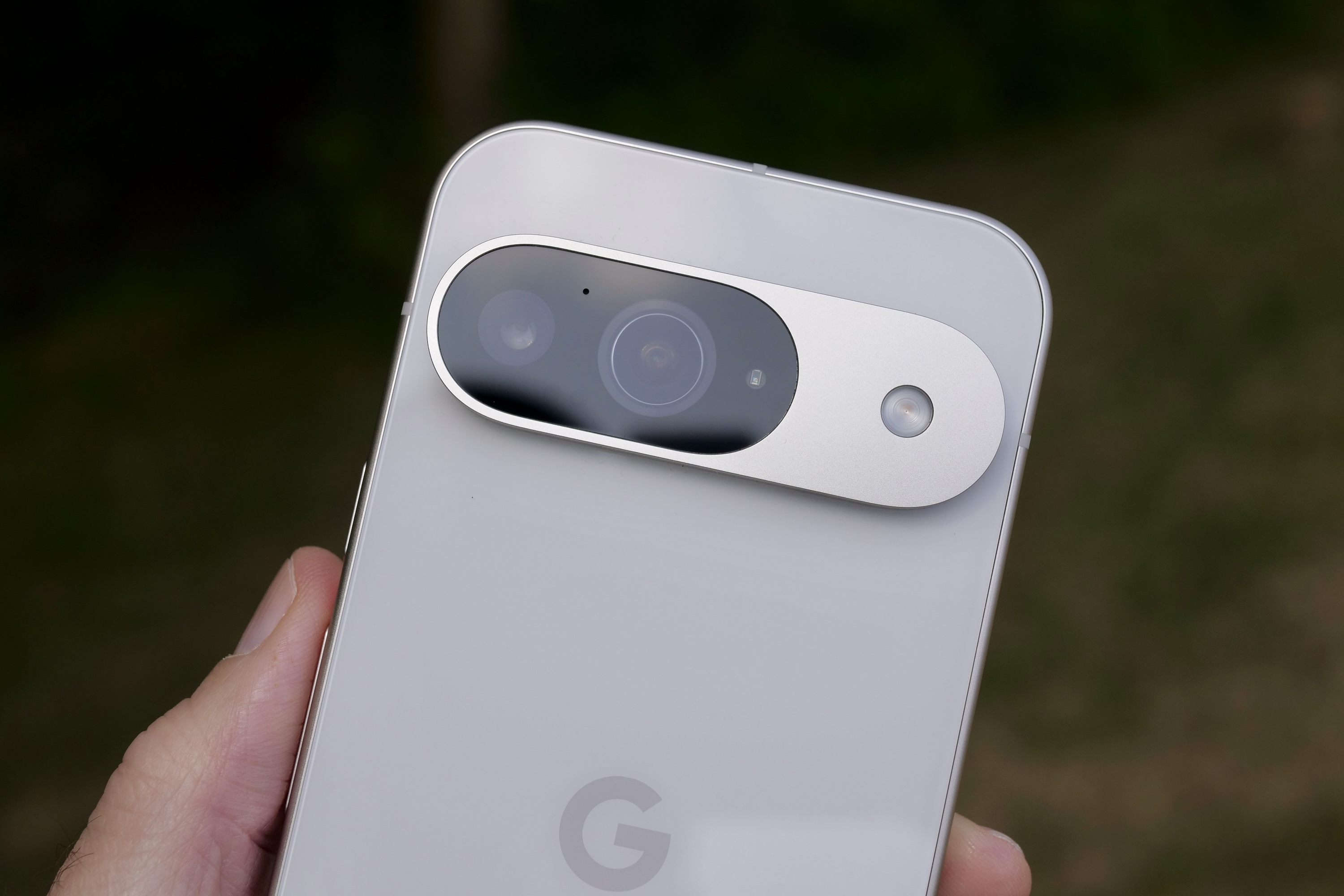 Une personne tenant le Google Pixel 9 et montrant l'appareil photo.