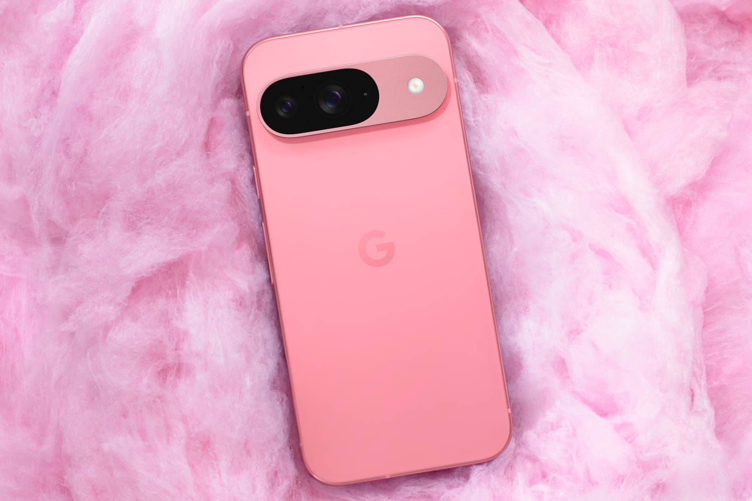 Un Google Pixel 9 rose posé sur un fond rose.