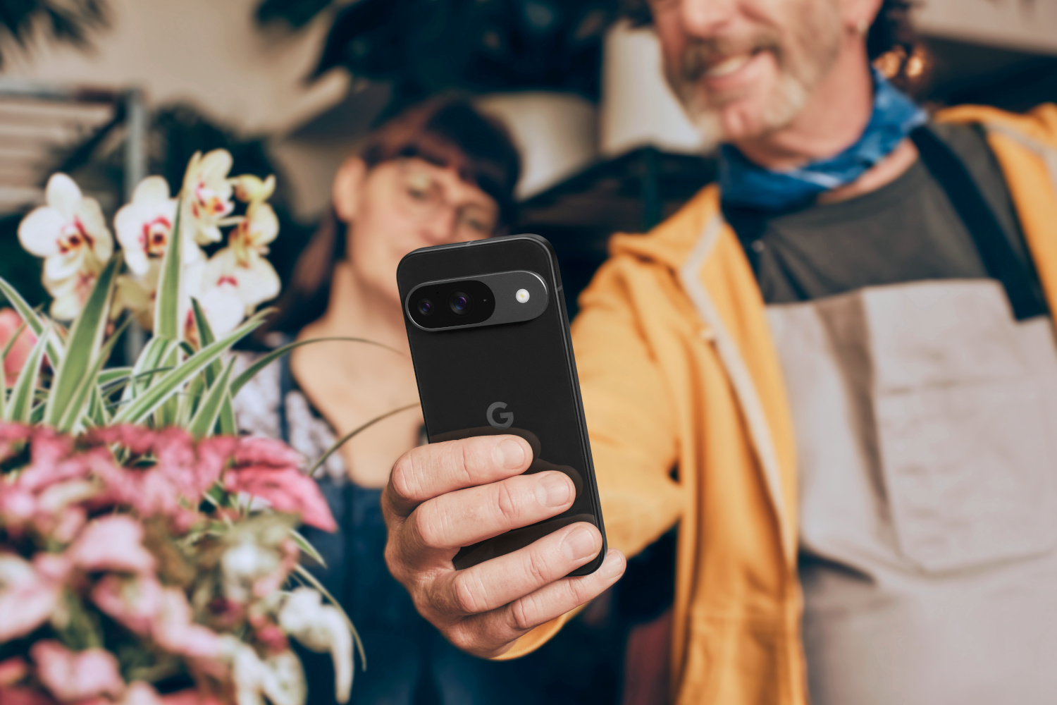 Um Google Pixel 9 tirando uma selfie.