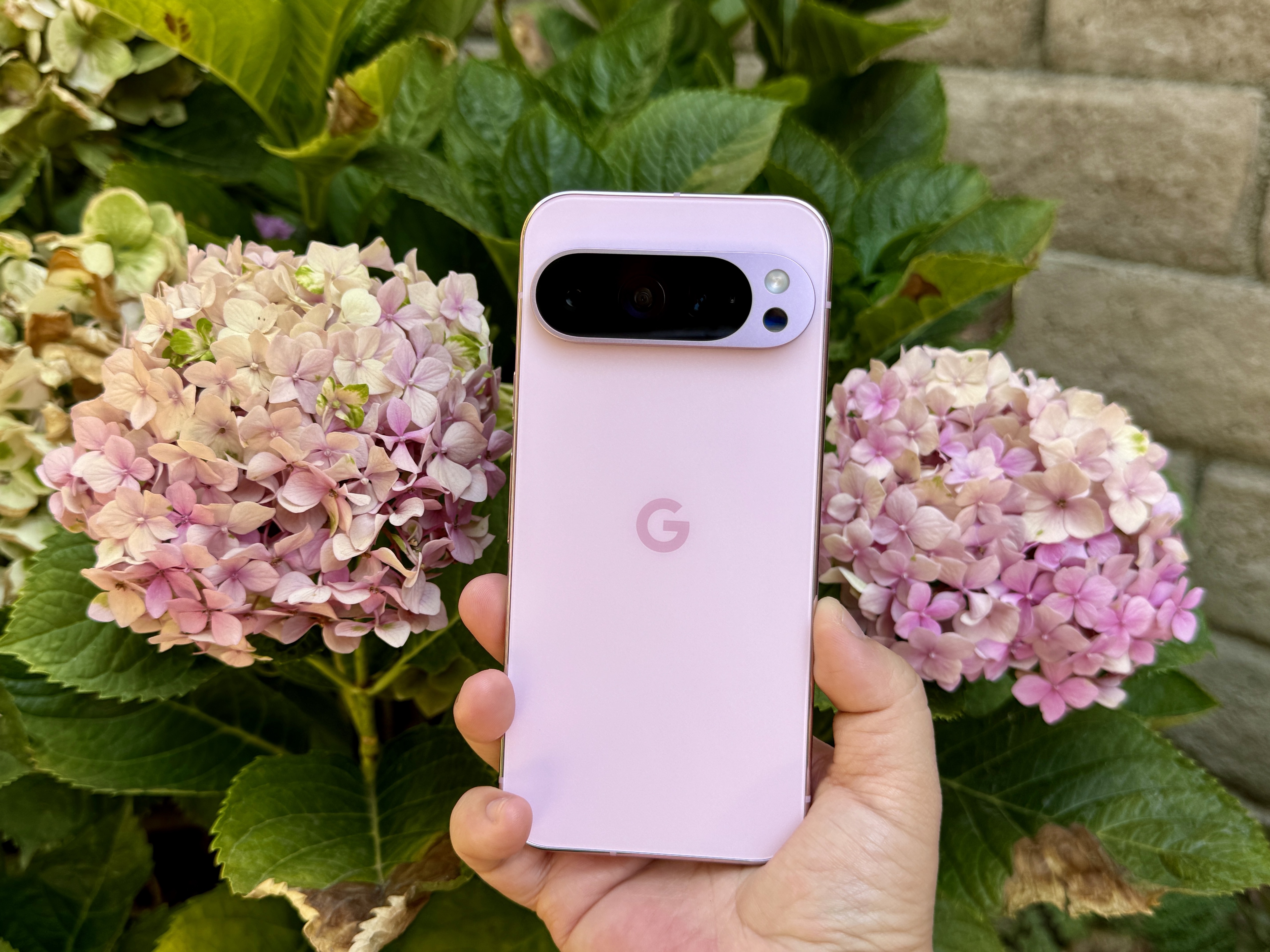 Pixel 9 Pro em quartzo rosa.