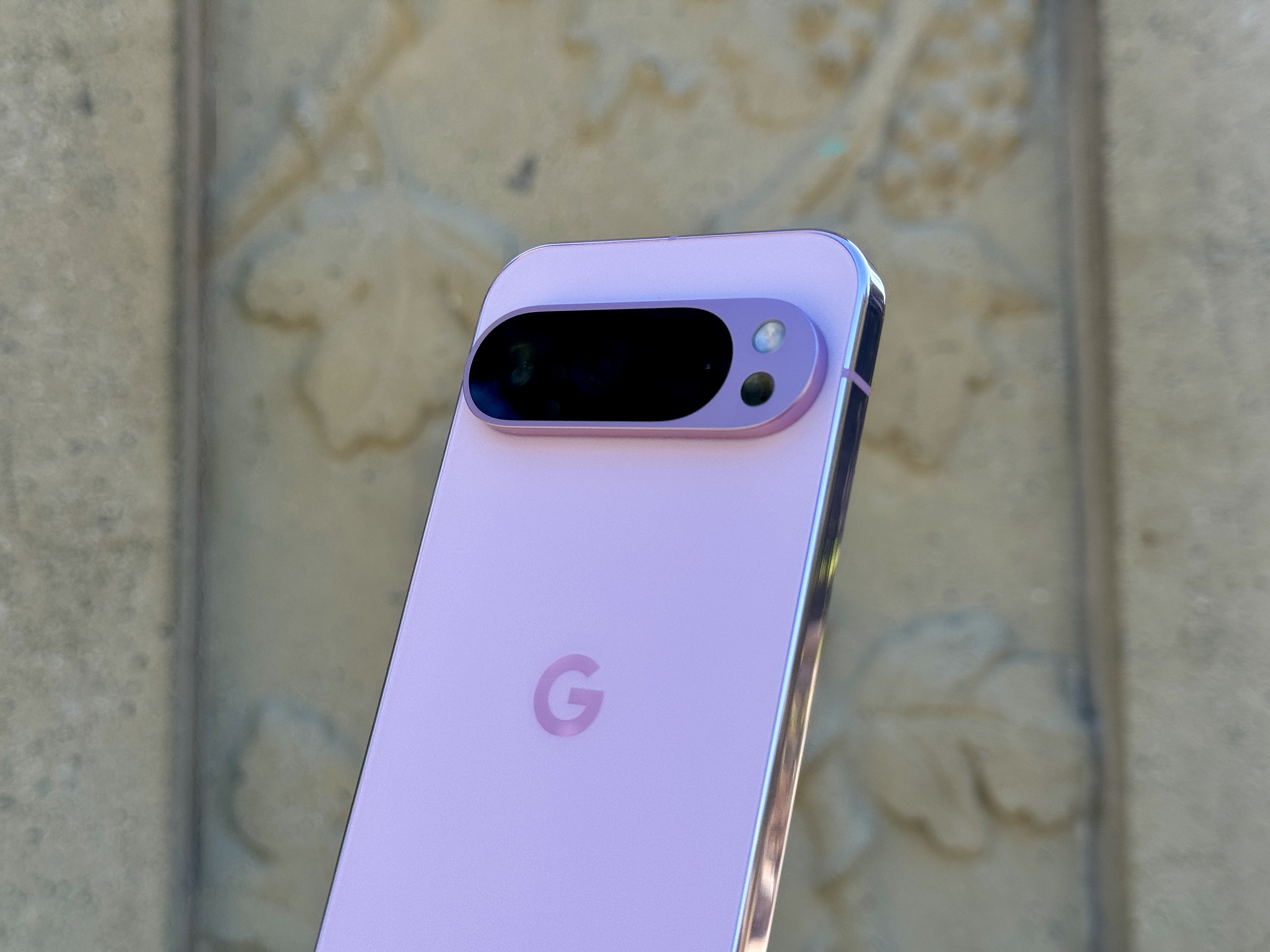 Pixel 9 Pro em quartzo rosa.