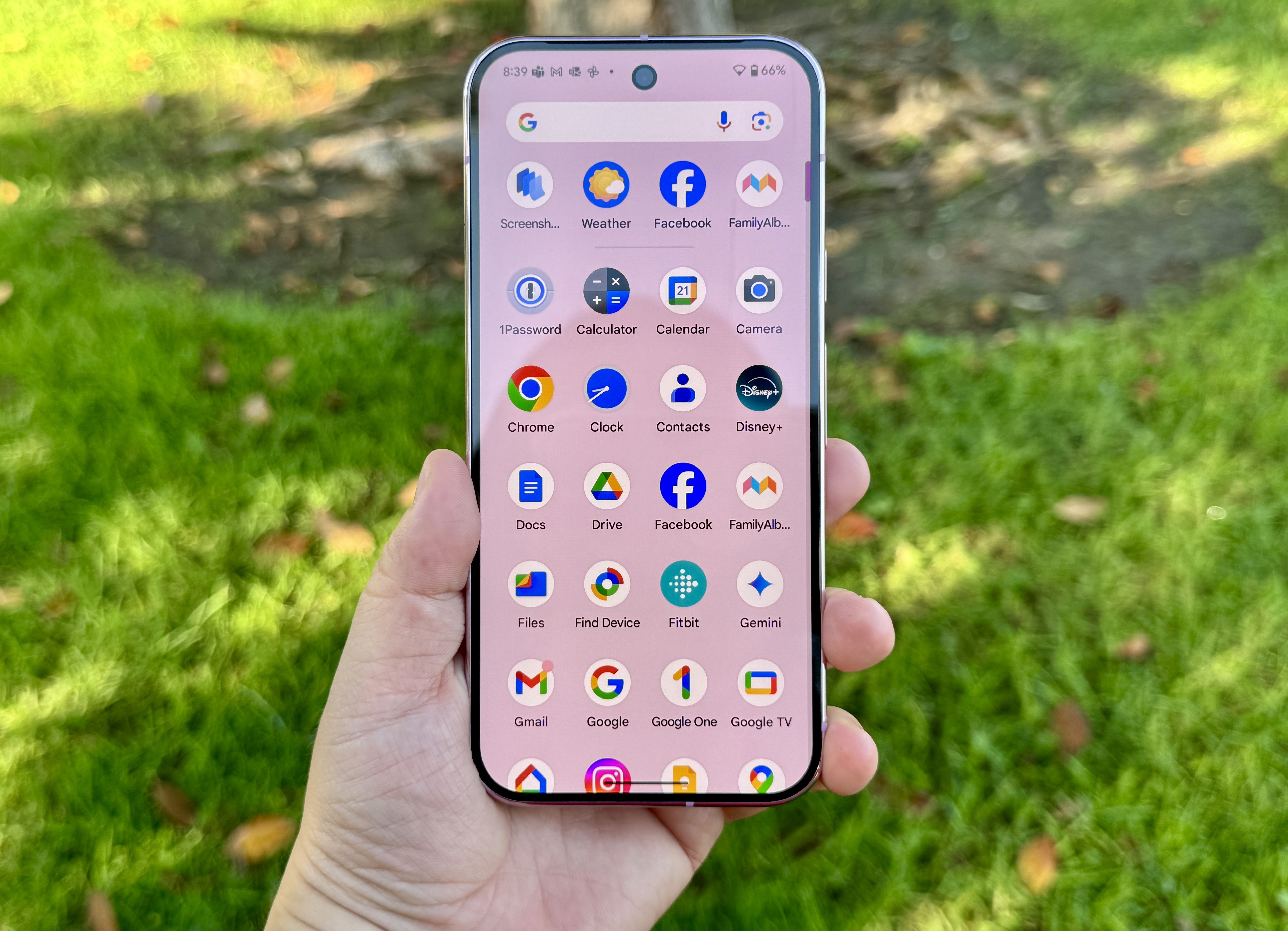 앱 서랍이 표시된 Rose Quartz 색상의 Pixel 9 Pro