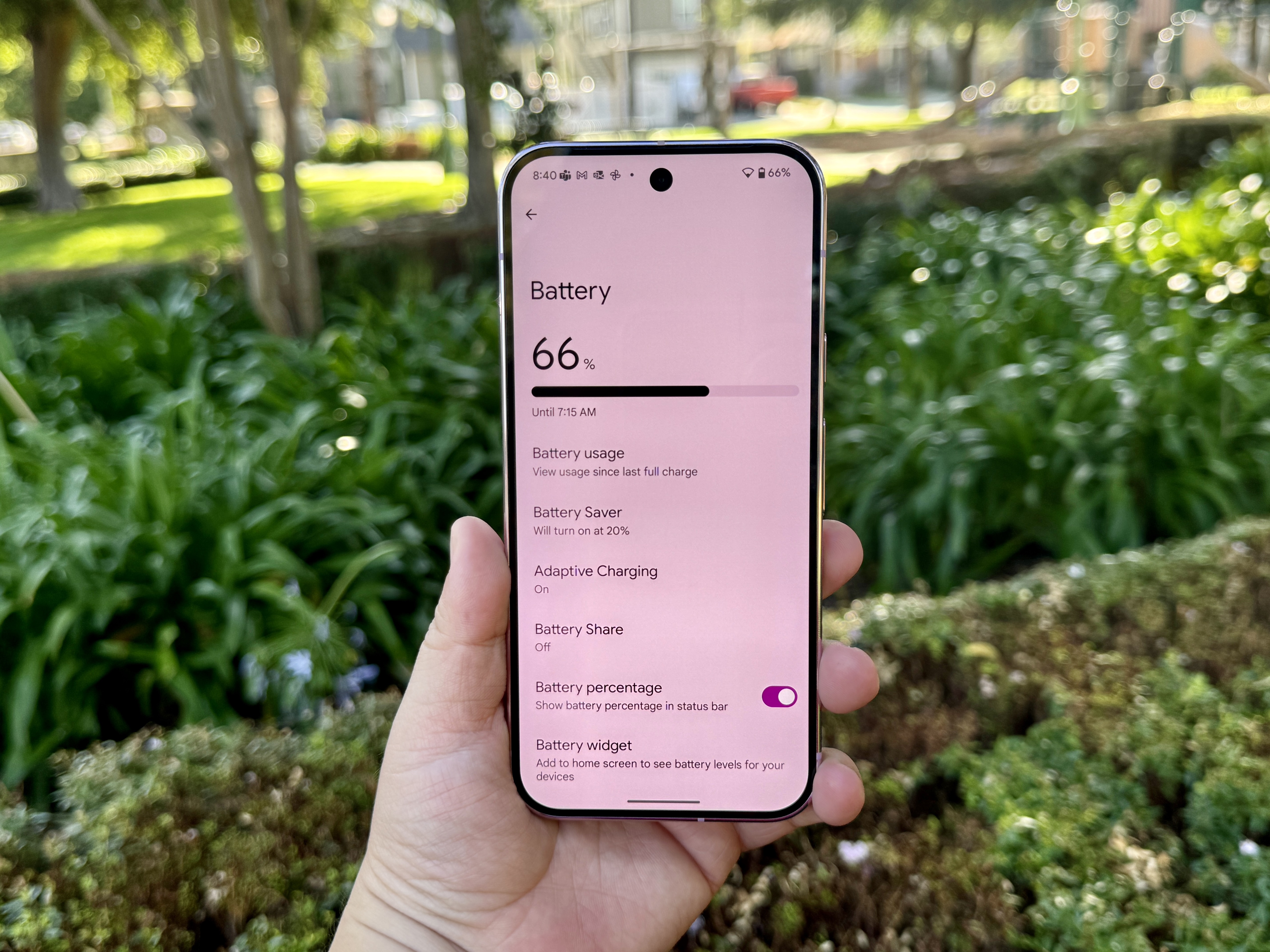 Pixel 9 Pro em Rose Quartz mostrando a duração da bateria.