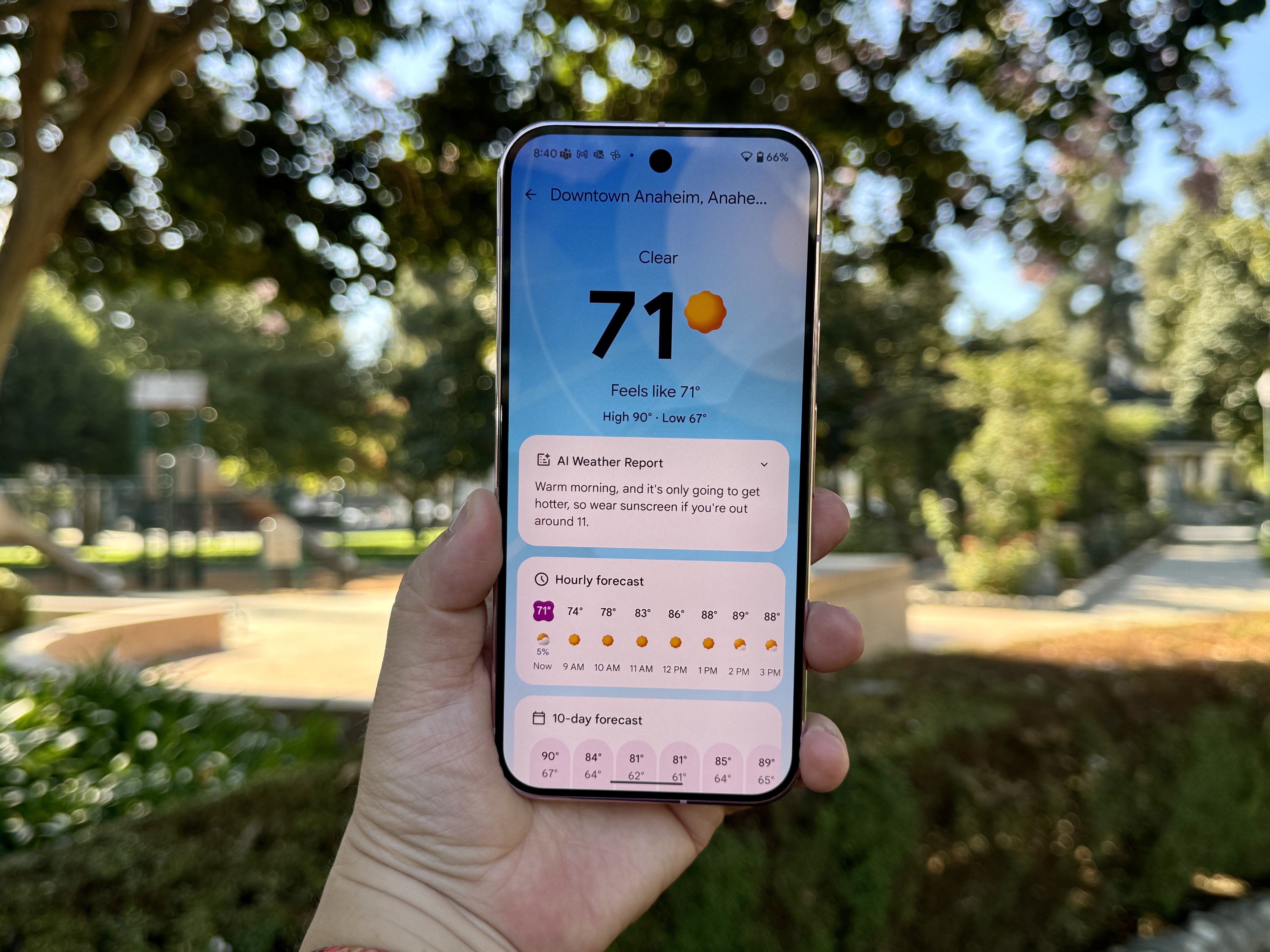 Pixel 9 Pro в цвете Rose Quartz с изображением Pixel Weather.