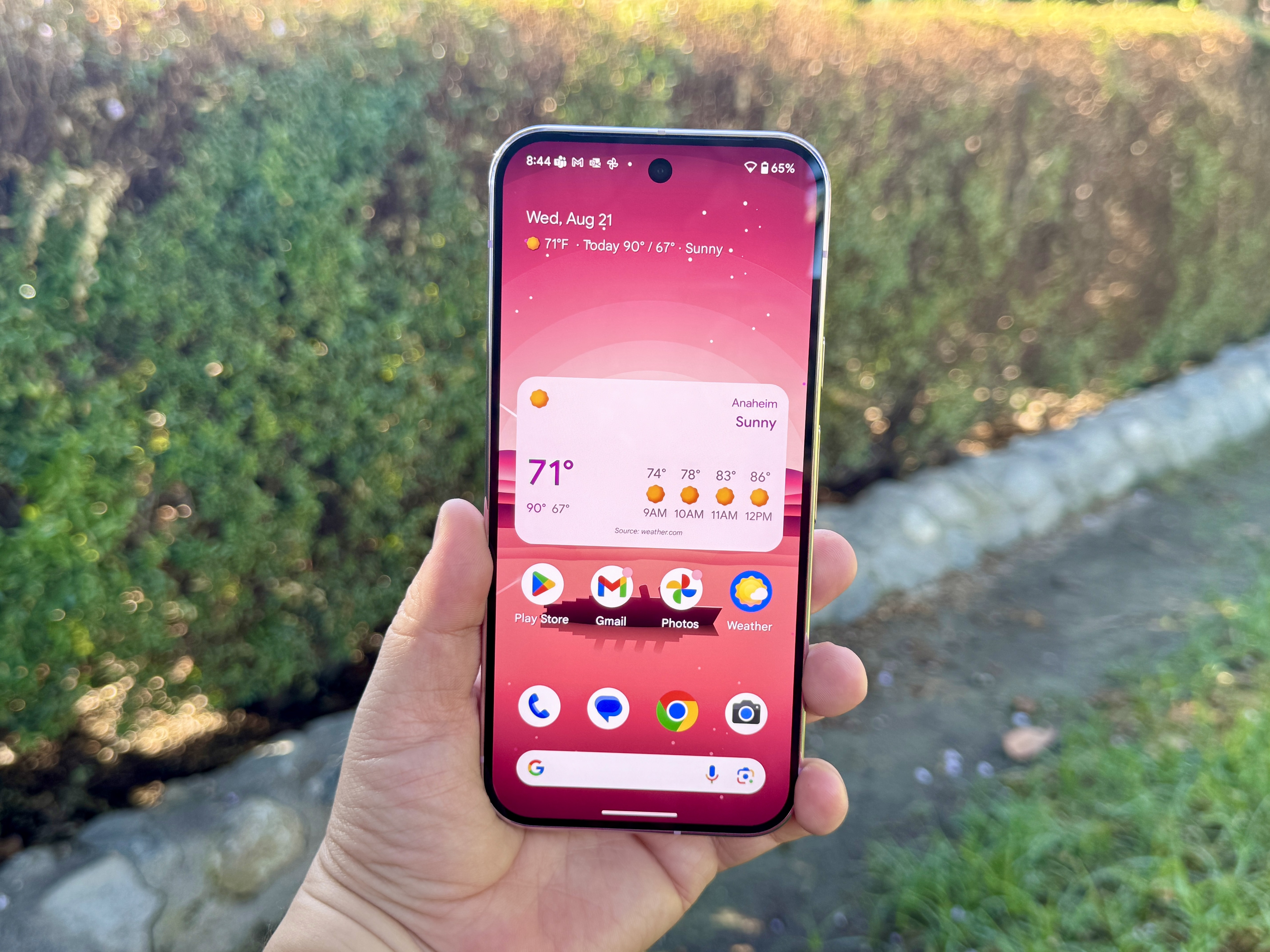 Pixel 9 Pro em Rose Quartz mostrando a tela inicial.