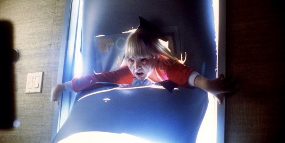 Un enfant démon émerge d'une porte dans Poltergeist III.