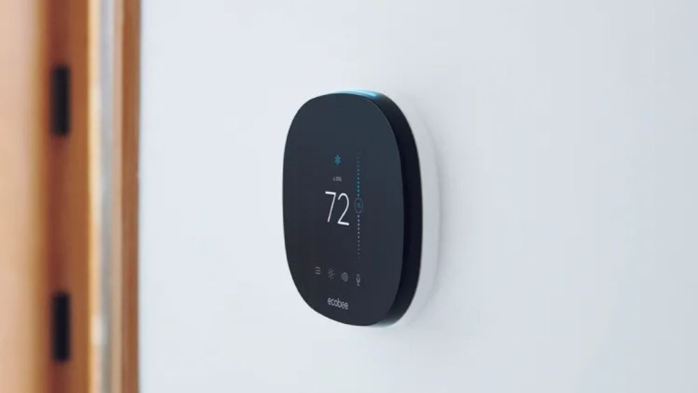 Thermostat intelligent Ecobee installé sur un mur.