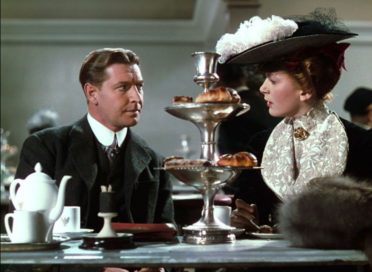 Roger Livesey e Deborah Kerr discutem o problema da propaganda anti-britânica na Berlim da virada do século em The Life and Death of Colonel Blimp.