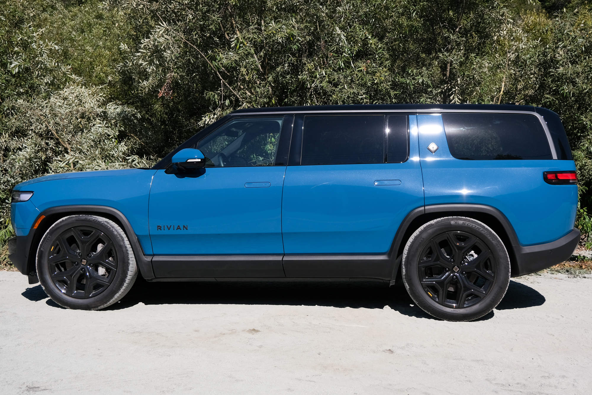 Seite des Rivian R1S der zweiten Generation