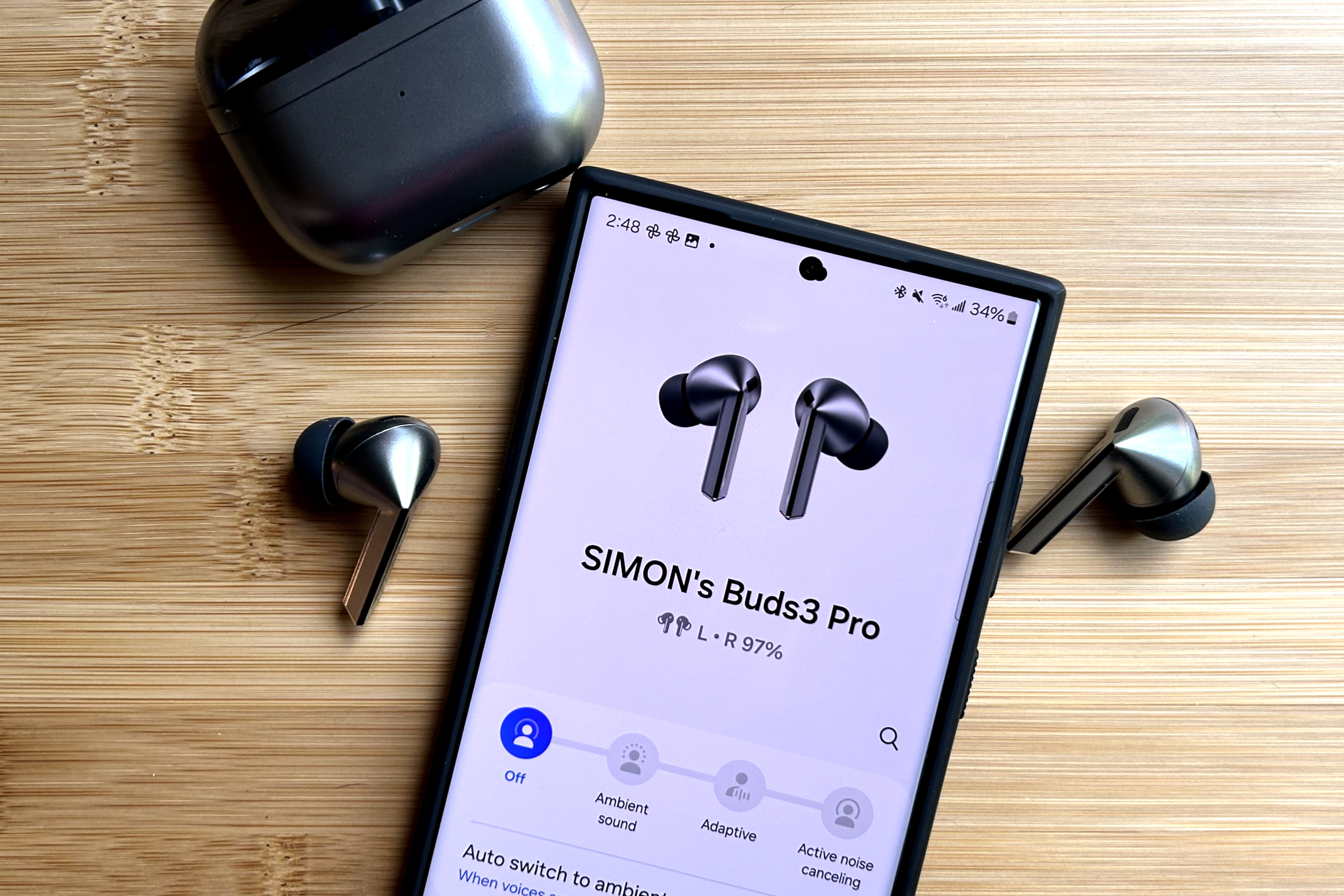 Samsung Galaxy Buds 3 Pro সহ Samsung Galaxy S23 Ultra।