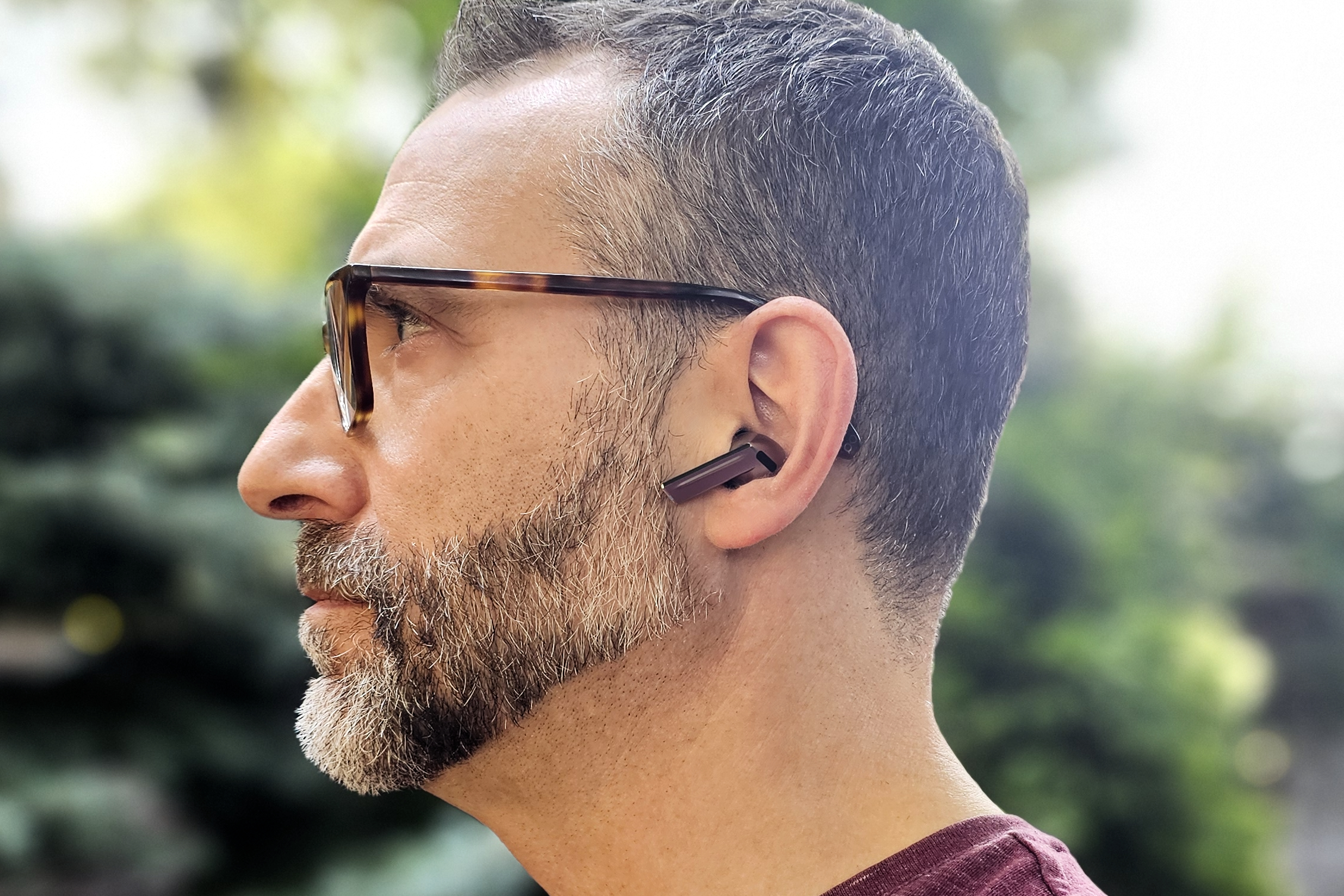 Simon Cohen portant des Samsung Galaxy Buds 3 Pro (vue latérale).