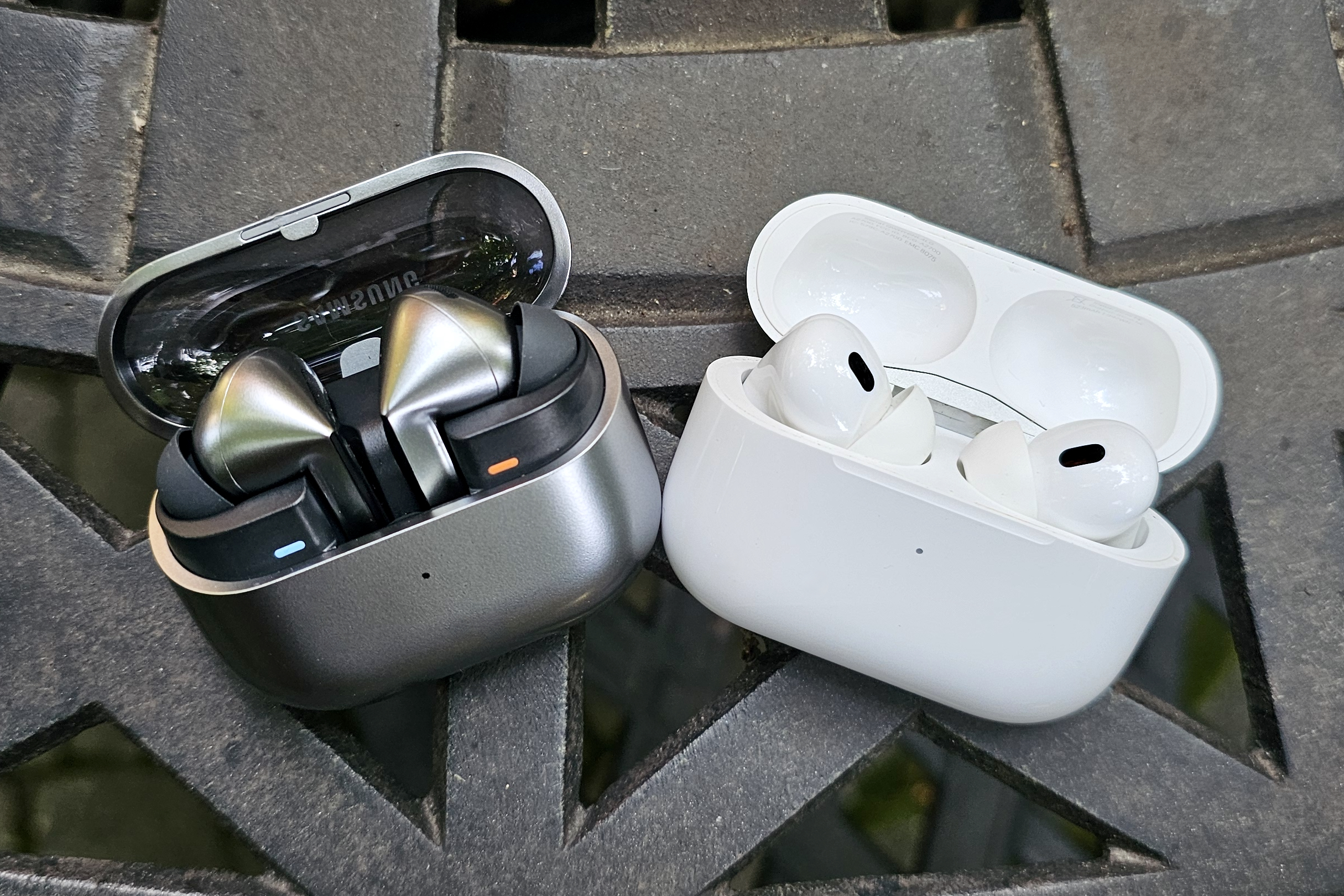 Samsung Galaxy Buds 3 Pro рядом с Apple AirPods Pro Gen 2.