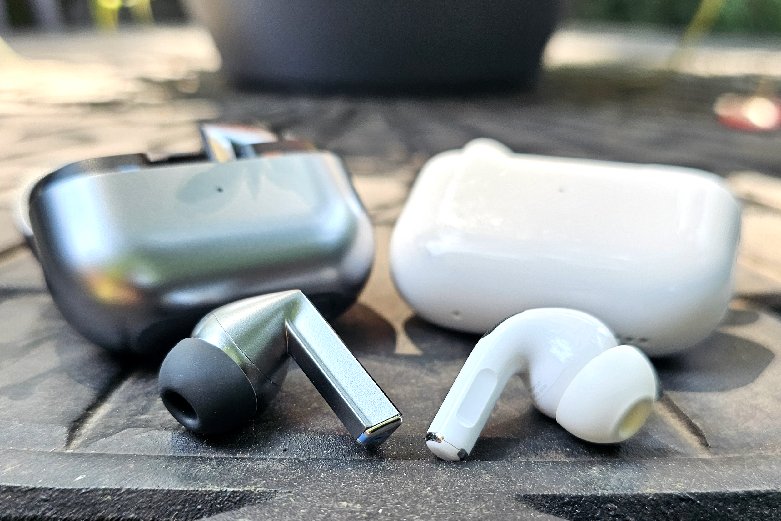 Apple AirPods Pro Gen 2 옆에 삼성 Galaxy Buds 3 Pro가 있습니다.