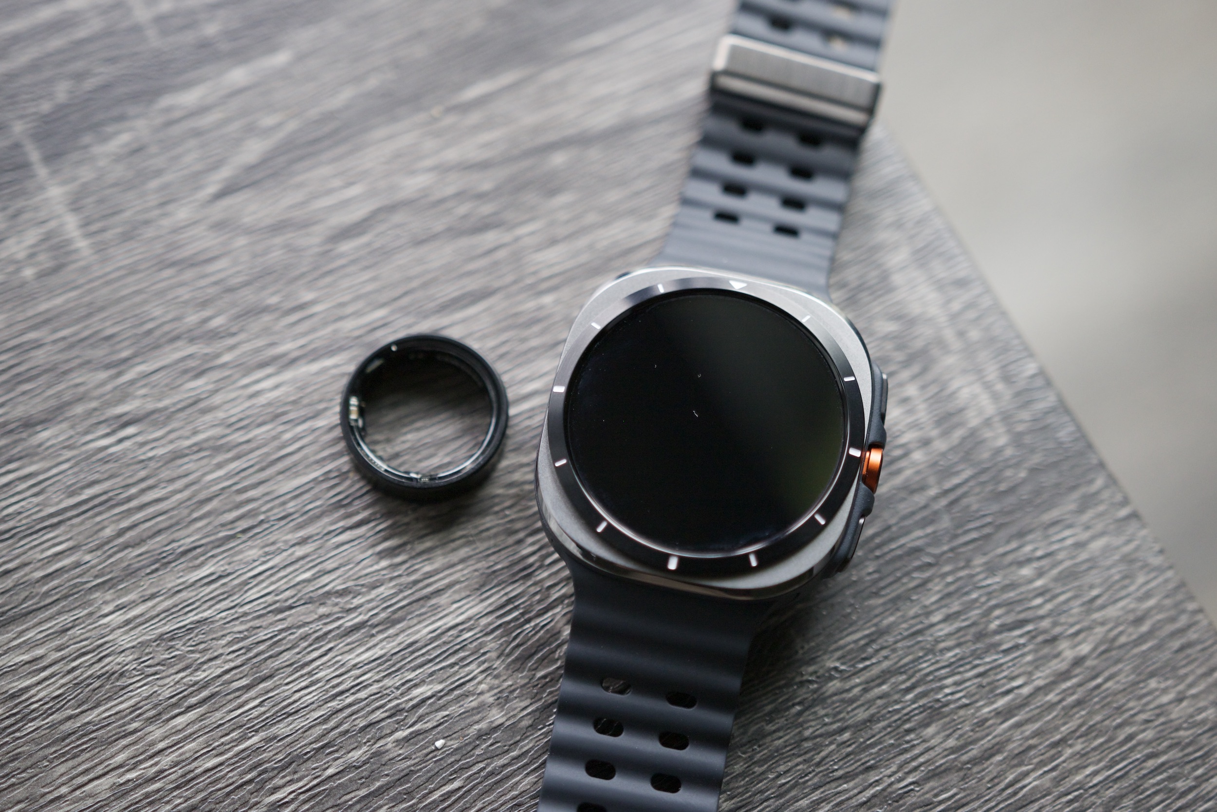 Samsung Galaxy Ring junto al Galaxy Watch Ultra.