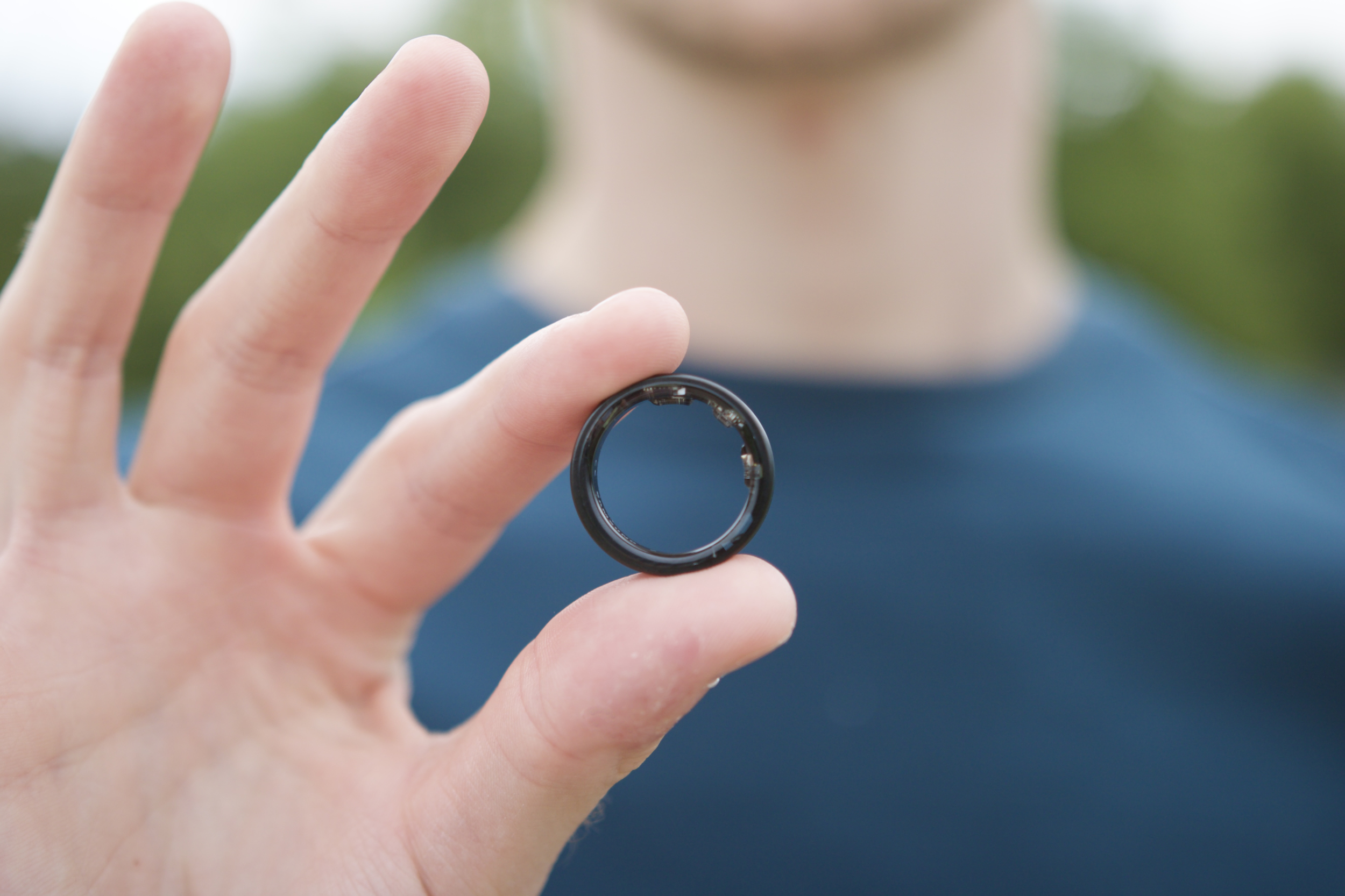 Quelqu’un tenant le Samsung Galaxy Ring.