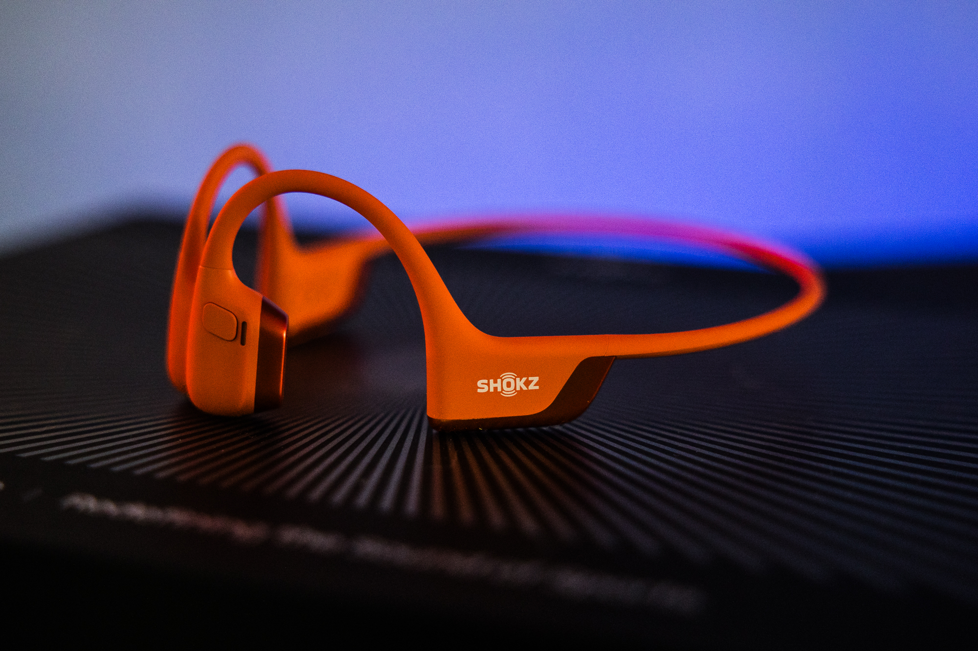 Le casque Shokz OpenRun Pro 2 en orange.