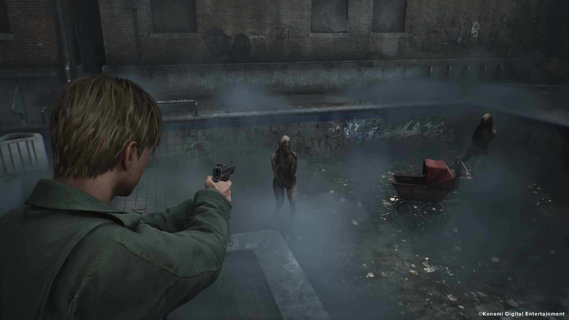 James zielt in Silent Hill 2 mit seiner Waffe.