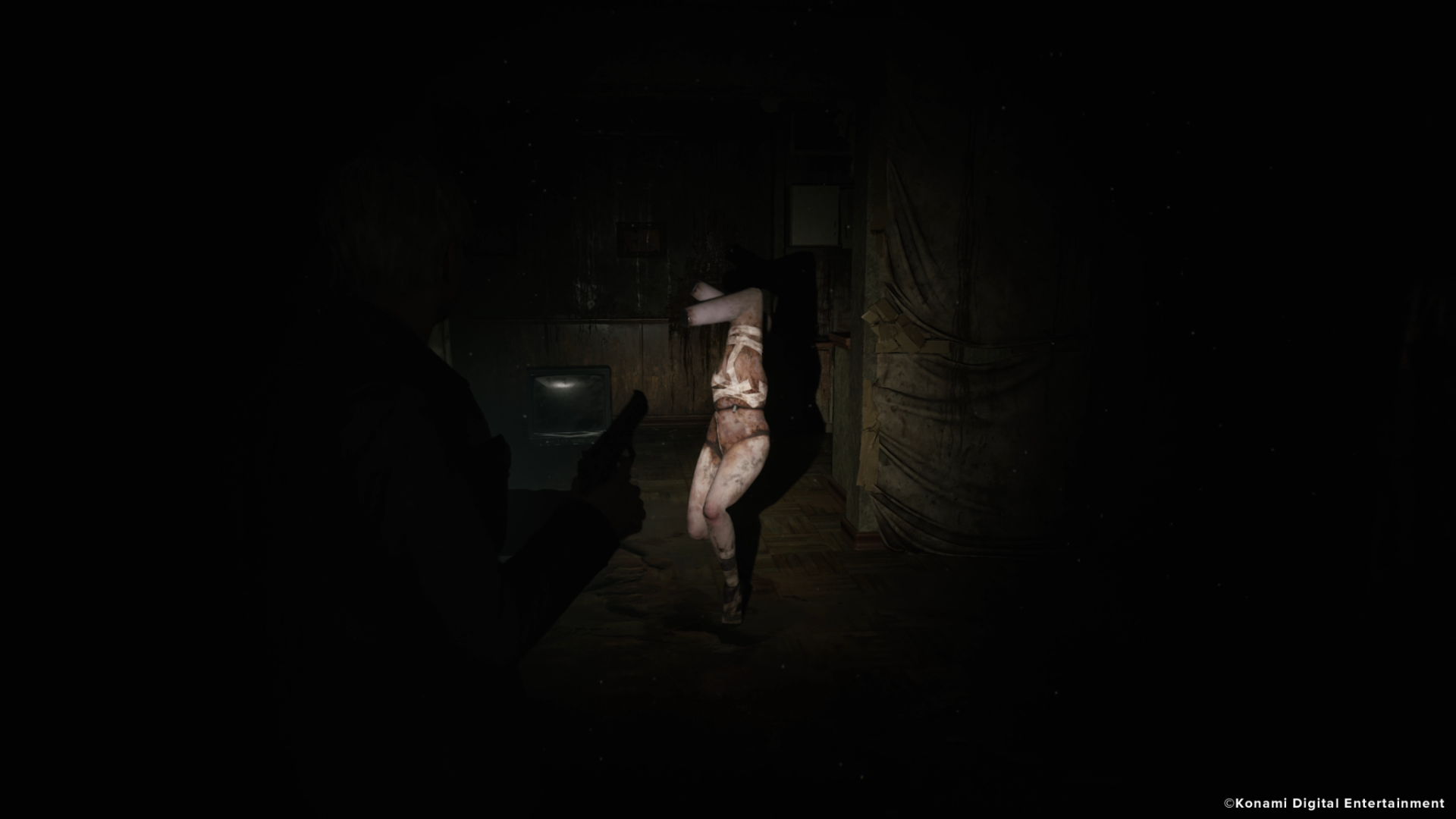 In Silent Hill 2 wandert eine Schaufensterpuppe im Dunkeln.