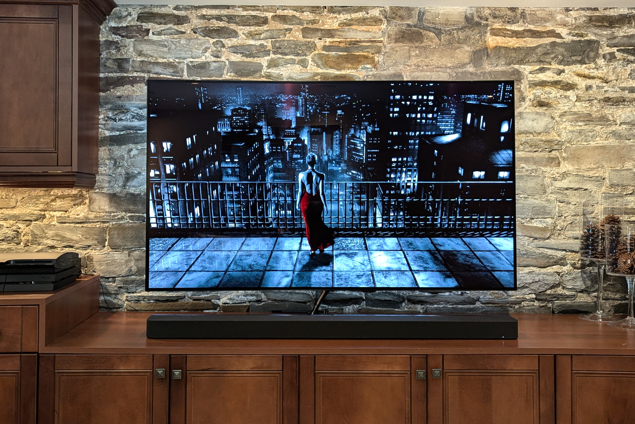 Sony Bravia Theatre Bar 9: em frente a uma TV OLED de 65 polegadas.