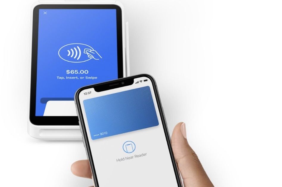 Uma pessoa que usa o Square Terminal para fazer checkout móvel.