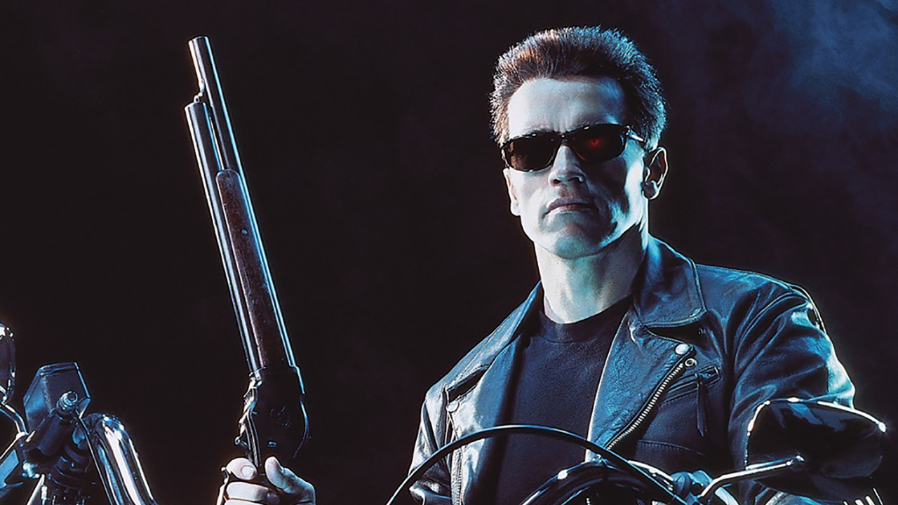 Arnold Schwarzenegger avec des lunettes noires tenant un fusil dans une scène de "Terminator 2 : Judgment Day".