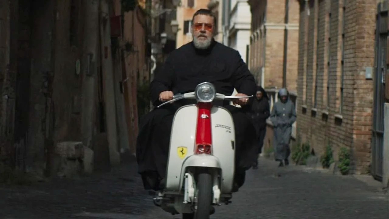 Un sacerdote conduce una Vespa en El exorcista del Papa.