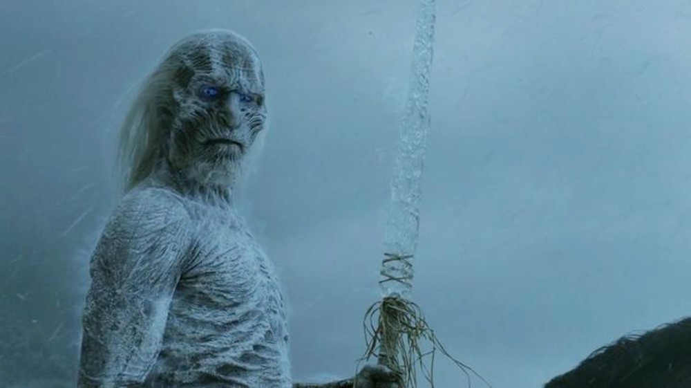 Ein White Walker bereitet sich auf den Kampf in Staffel 2 von Game of Thrones vor.