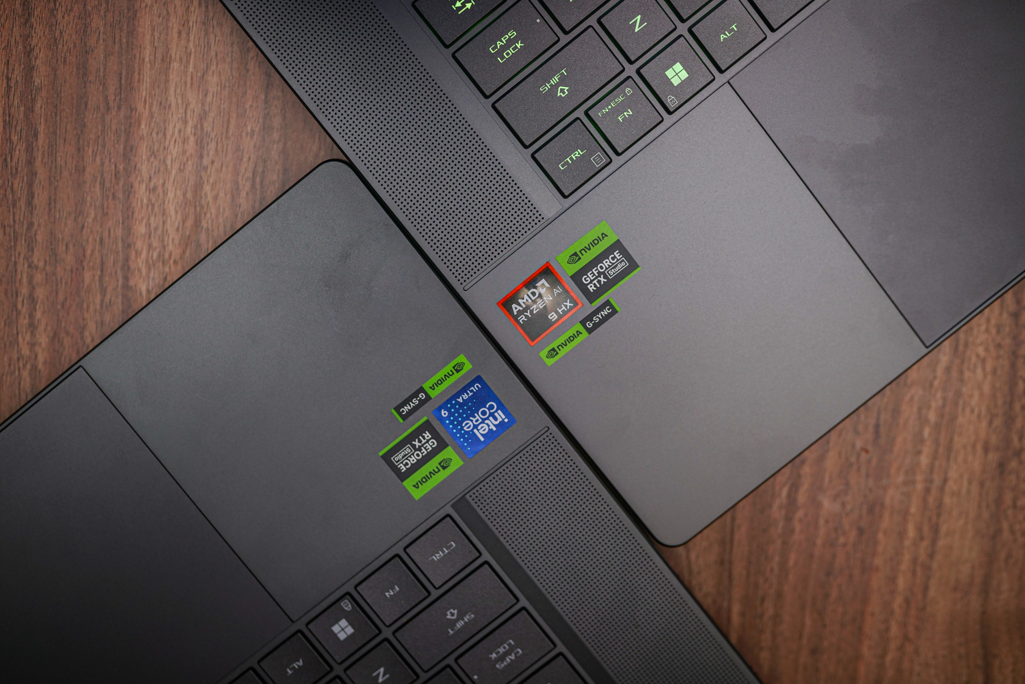 AMD- und Intel-Logos nebeneinander auf Gaming-Laptops.