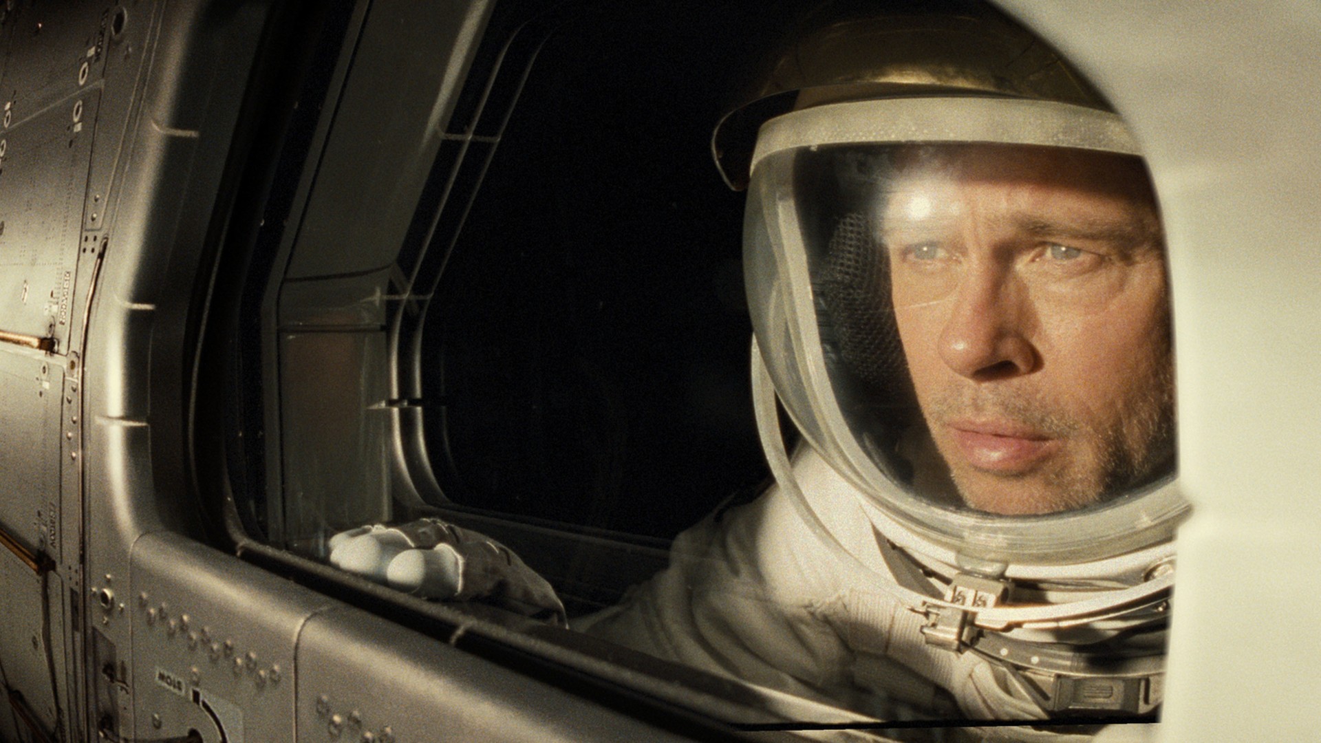 Mira, es el hermoso rostro de Brad Pitt detrás de un casco espacial en una imagen fija de la película Ad Astra.