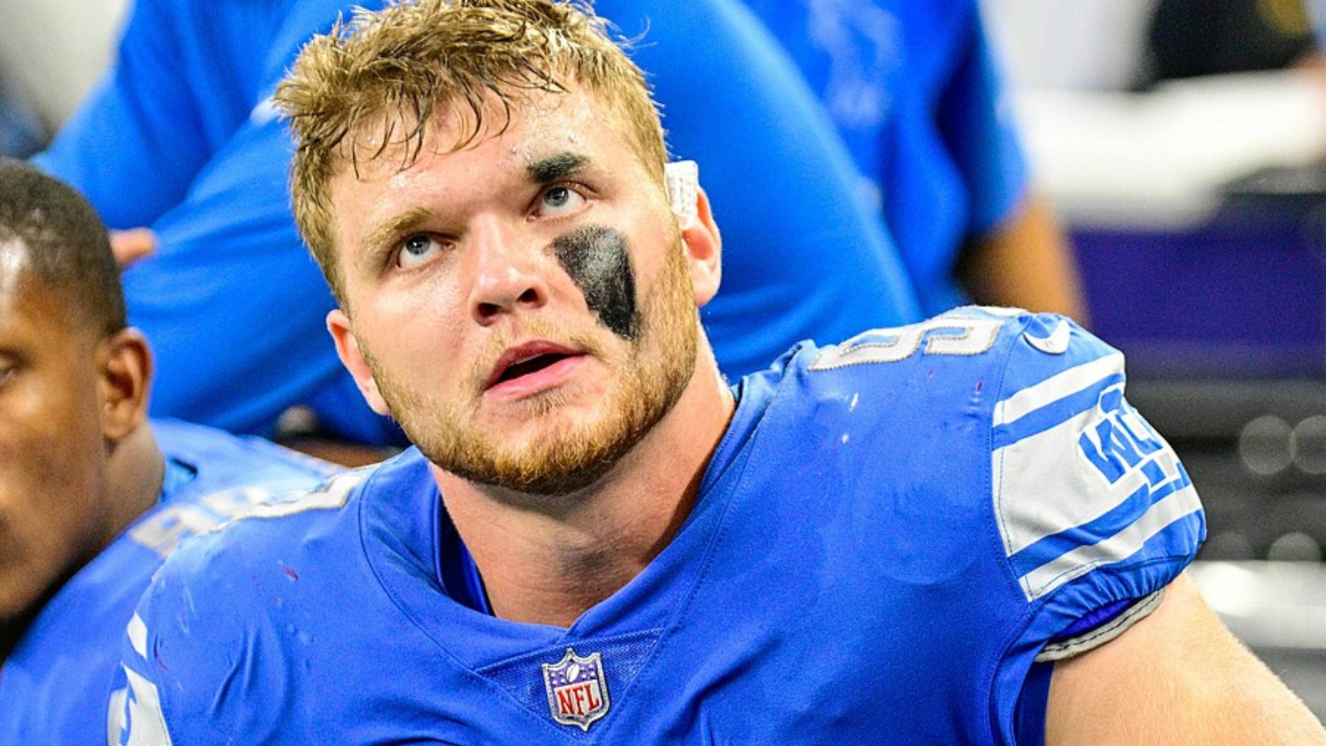 Aidan Hutchinson, do Detroit Lions, senta-se e fica olhando.