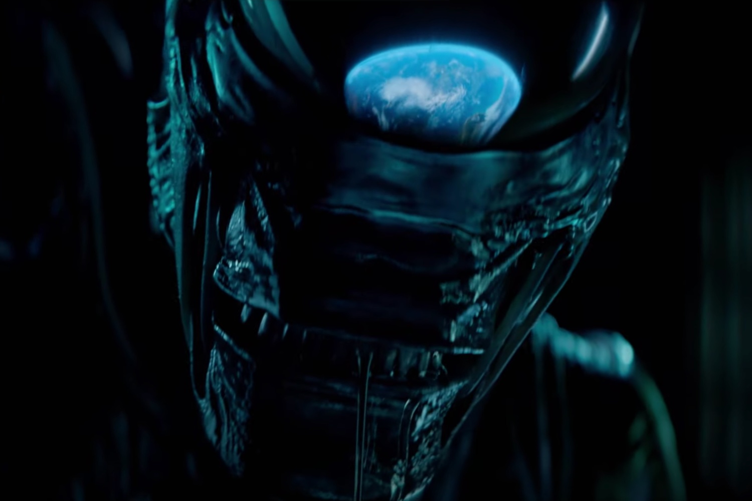 Um Xenomorfo olha para a Terra em Alien: Earth.