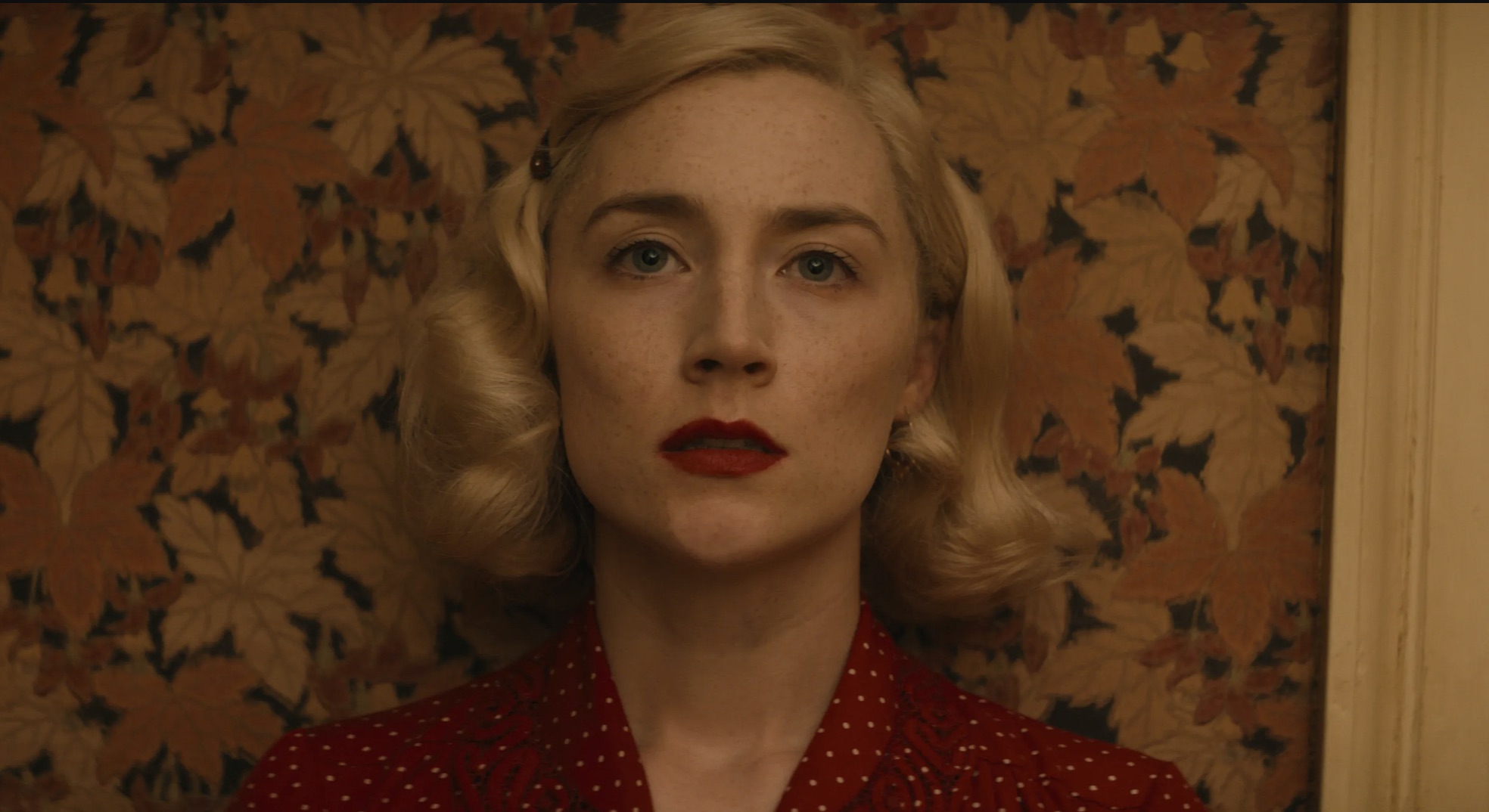 Saoirse Ronan, inquiet, regarde.