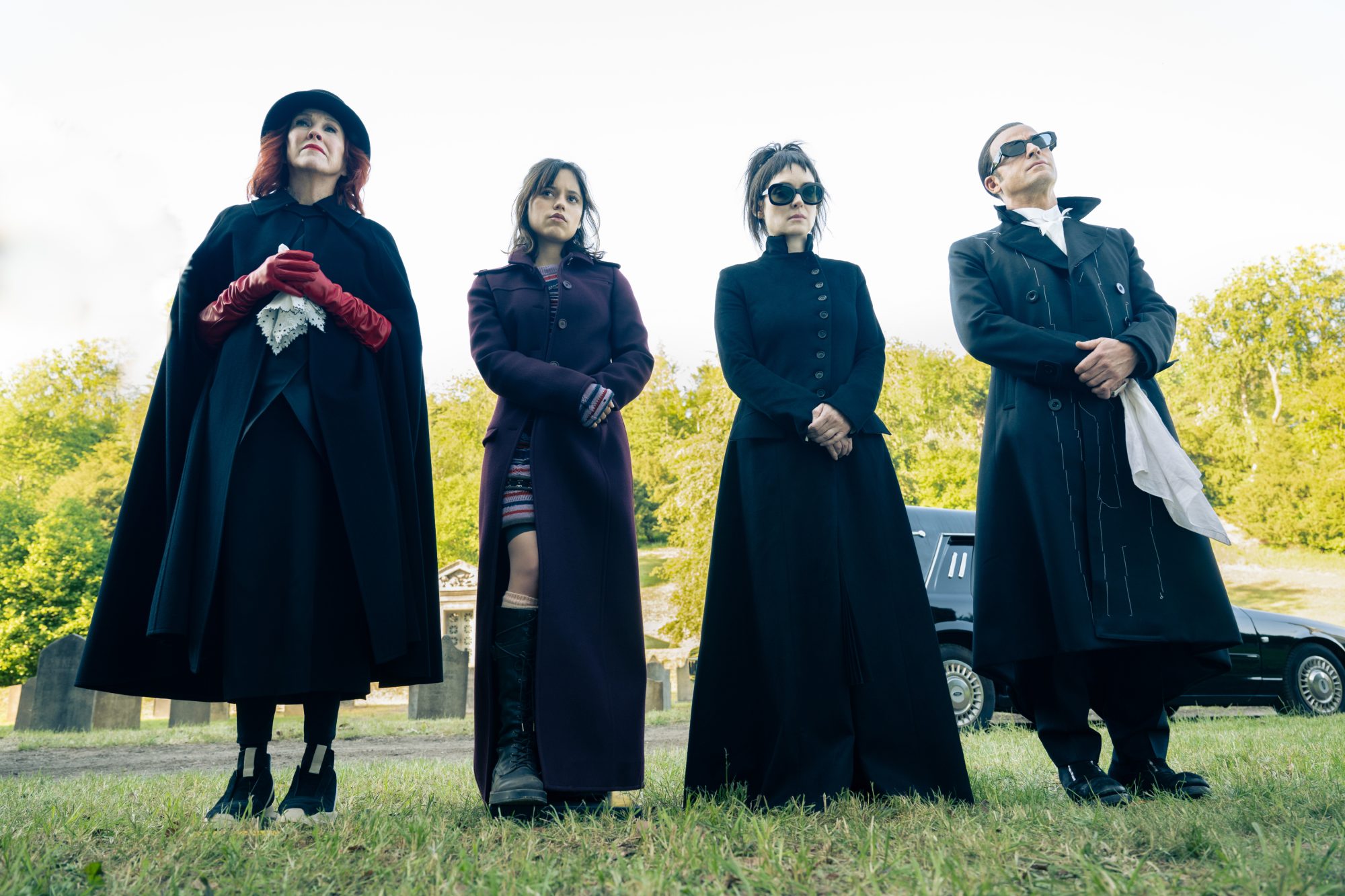 Catherine O'Hara, Jenna Ortega, Winona Ryder und Justin Theroux stehen auf einem Friedhof in Beetlejuice Beetlejuice.