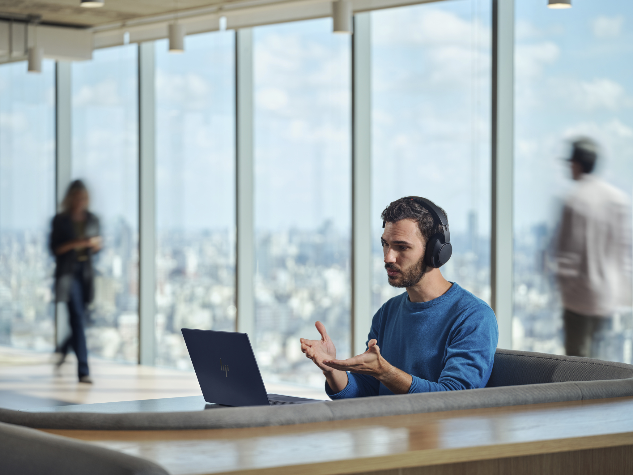 Um homem está trabalhando no laptop HP EliteBook X.